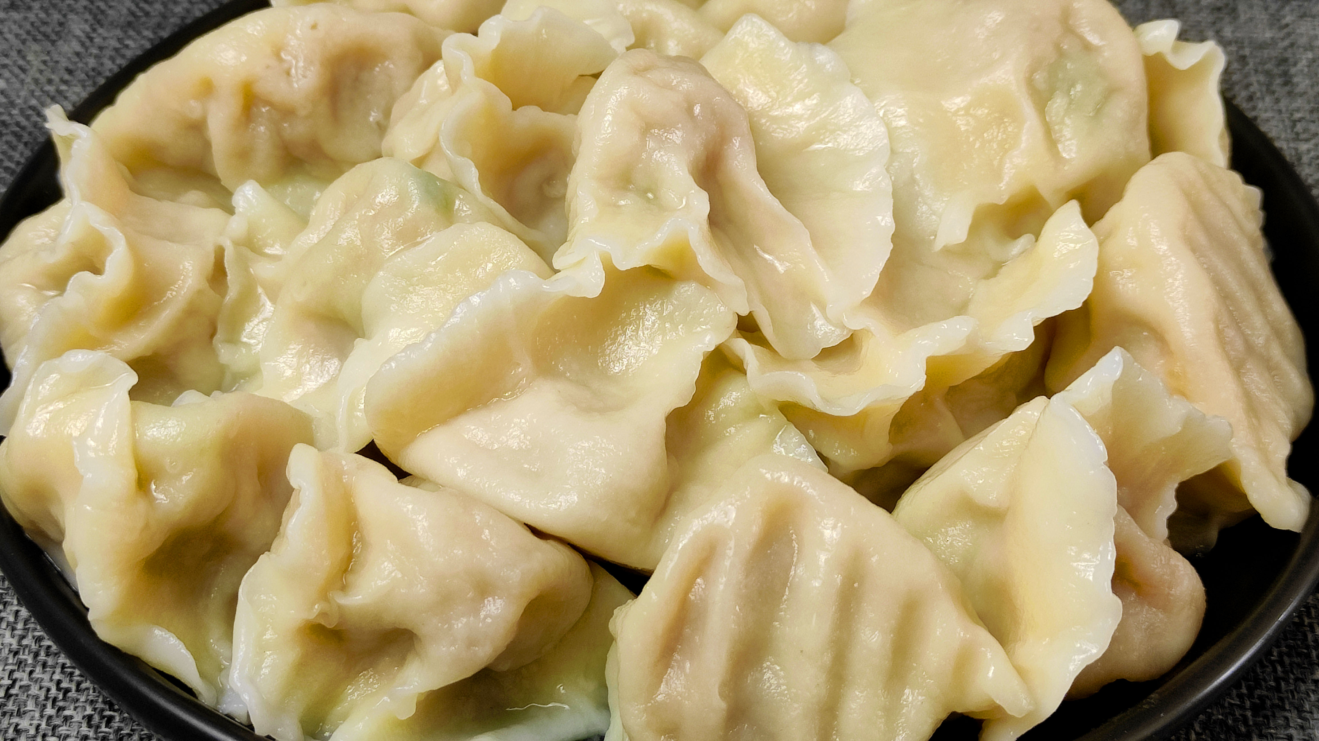 用土豆包饺子，出锅没想到这么好吃，我家挑食的孩子都爱吃，真香