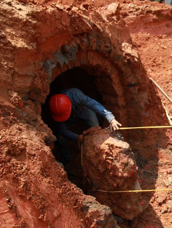 建筑工地上挖出千年古墓,打开棺盖后,胆子小的都不敢看了5-度小视