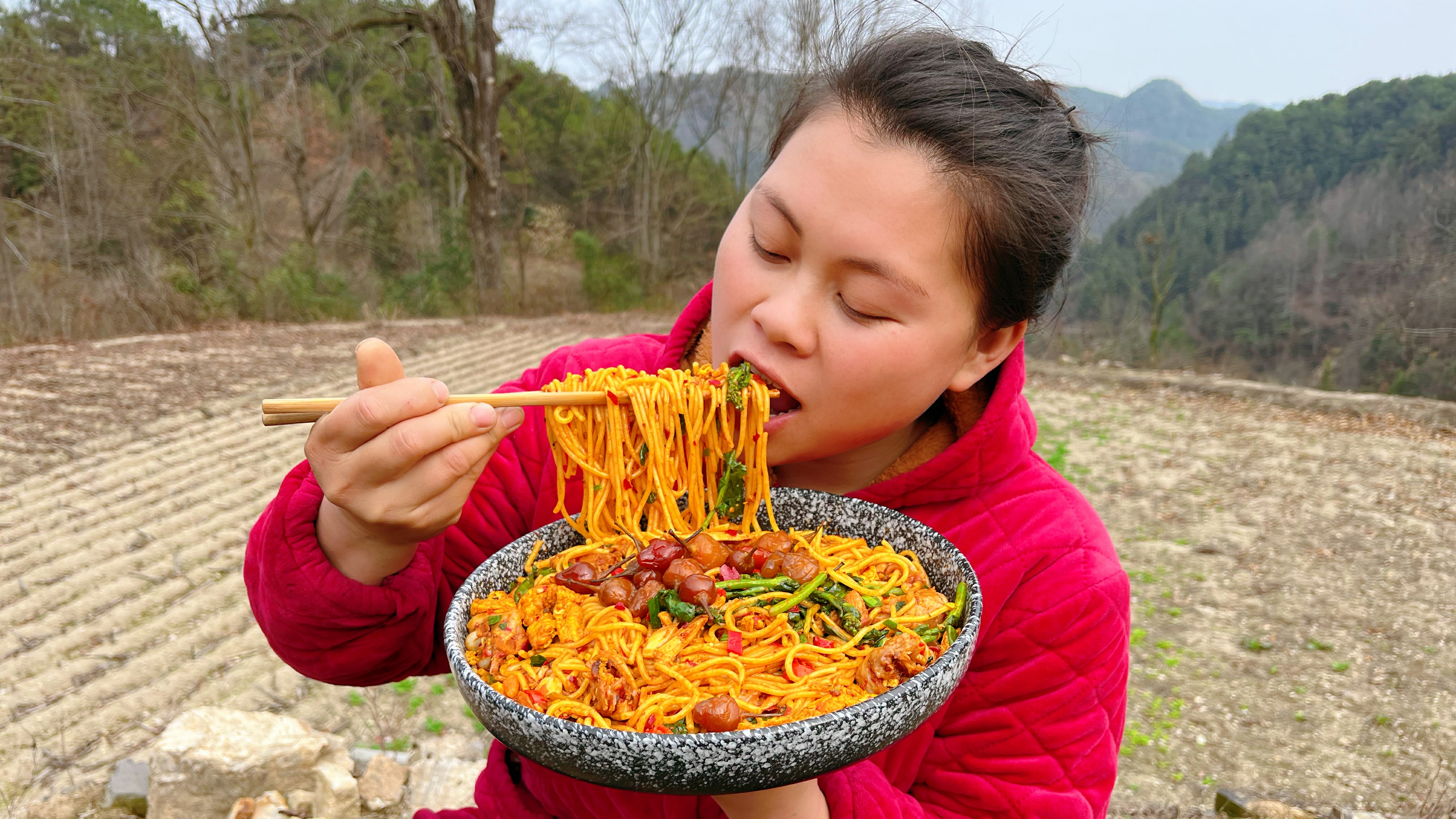 今天掐了些油菜苔,配上鸡腿面条炒一锅,一人吃一大碗狗子也有份