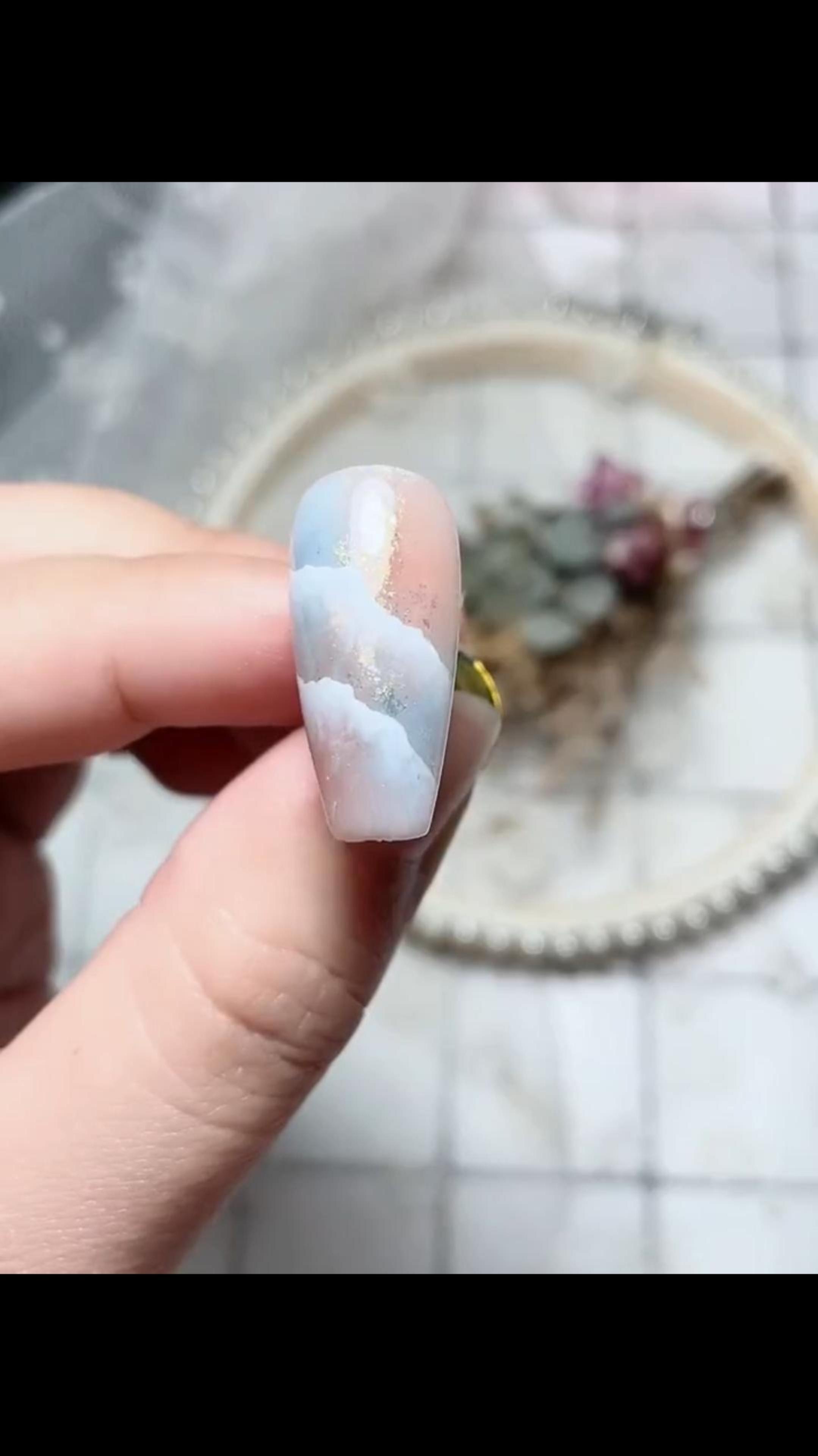 显白的山丘纹美甲分享