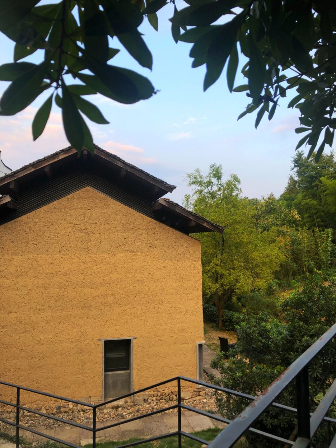 老房改造乡村民宿-复古夯土泥巴墙效果-度小视