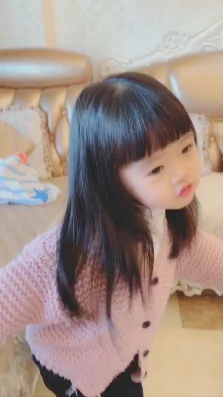 两岁的宝宝头发这么长的,发质好好,又多又直又黑-度小视