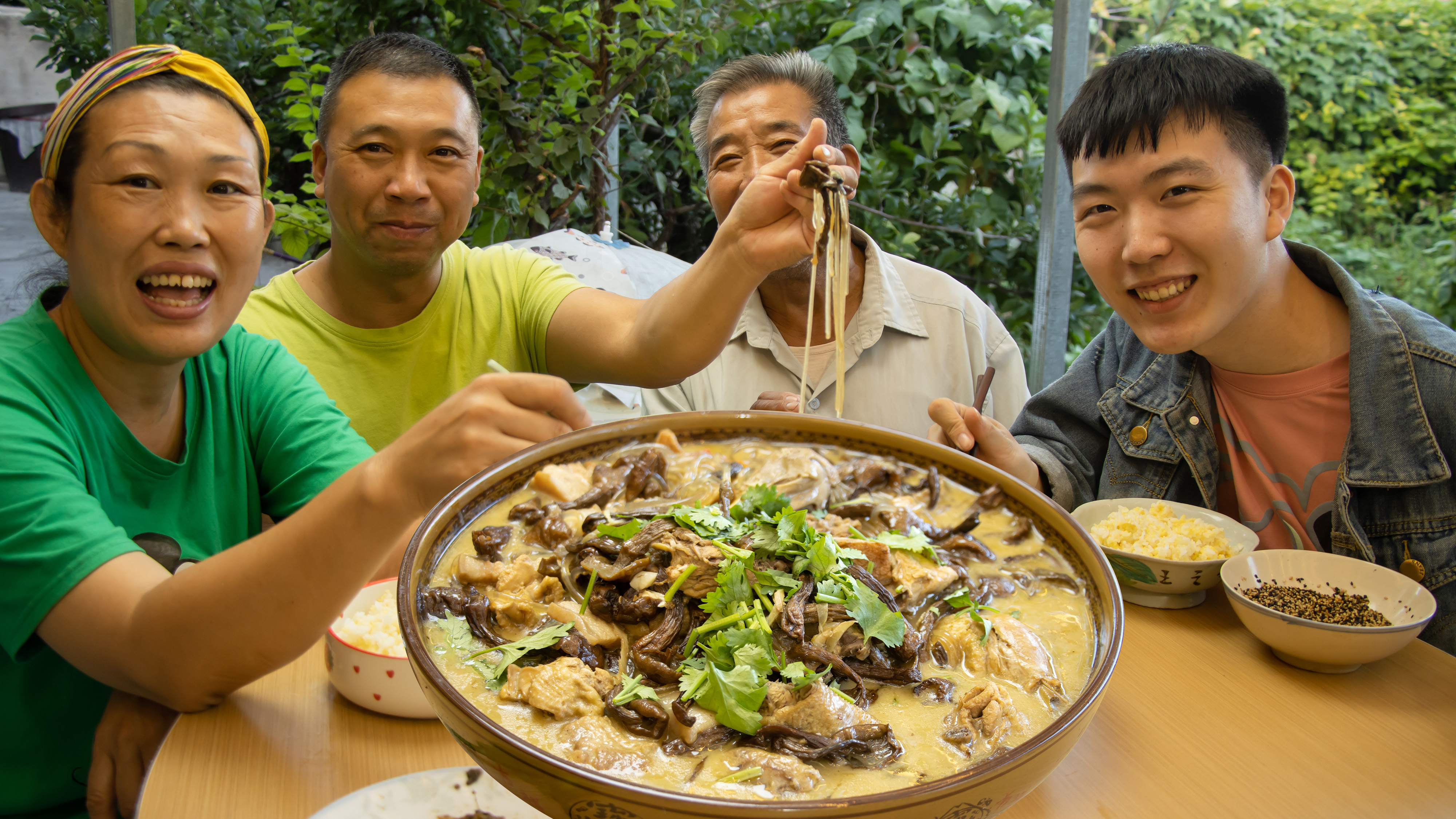 小鸡炖蘑菇农家做法,酱香味十足,满满一大锅,老爸吃过瘾贼高兴