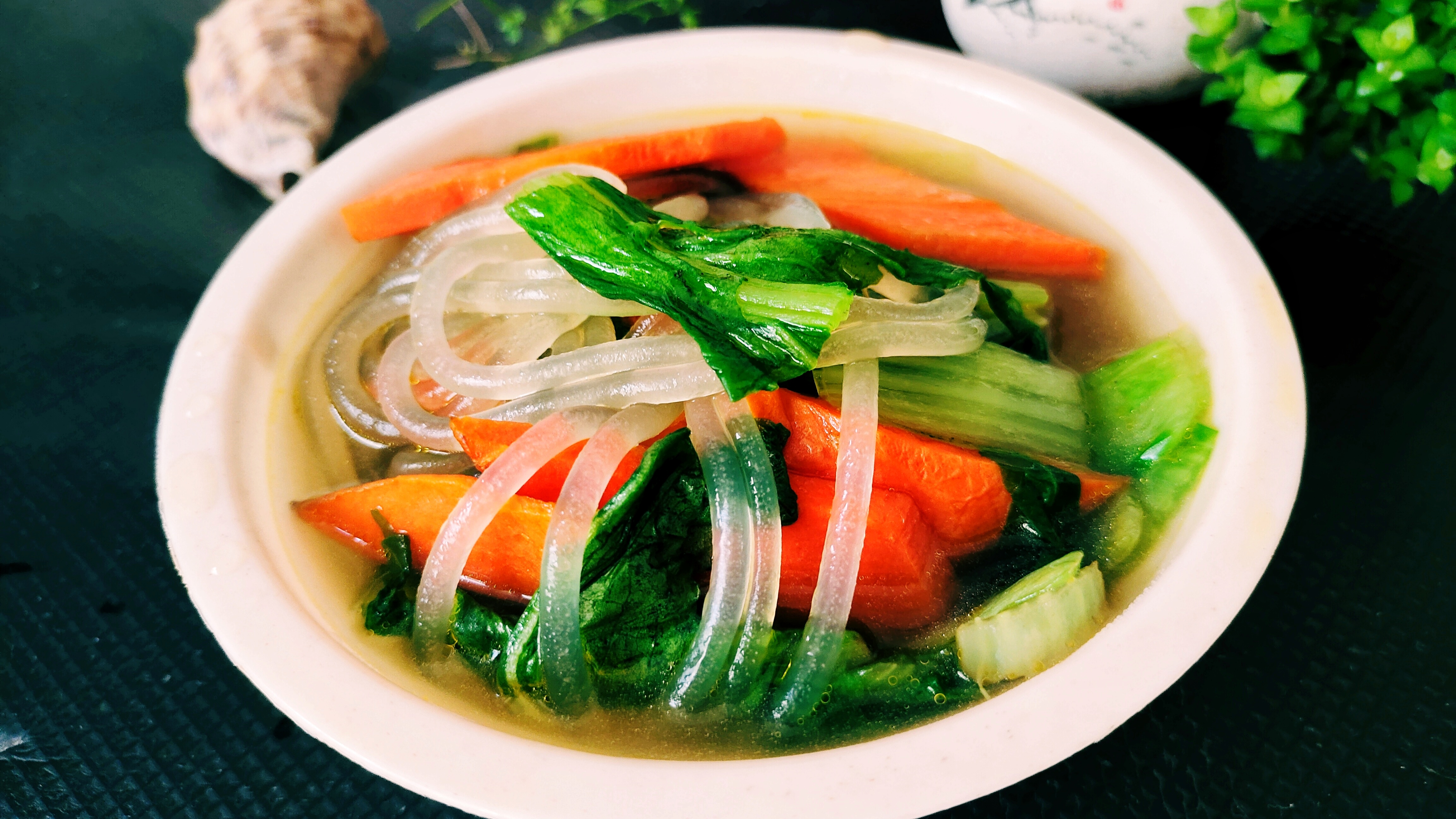 小白菜炖着吃真是别有一番风味,颜色翠绿有食欲,营养丰富又健康