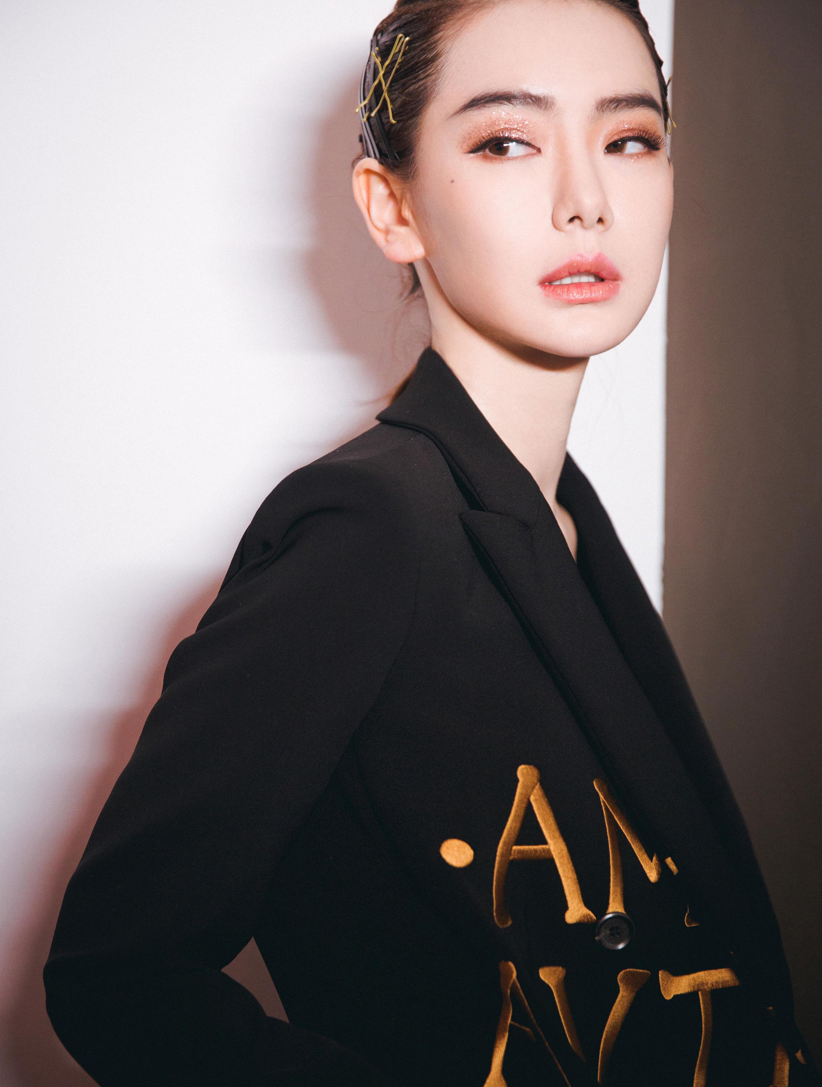 "人气超群"戚薇:曾是事业型女强人,粉丝数是韩国人口的一半5-度小视