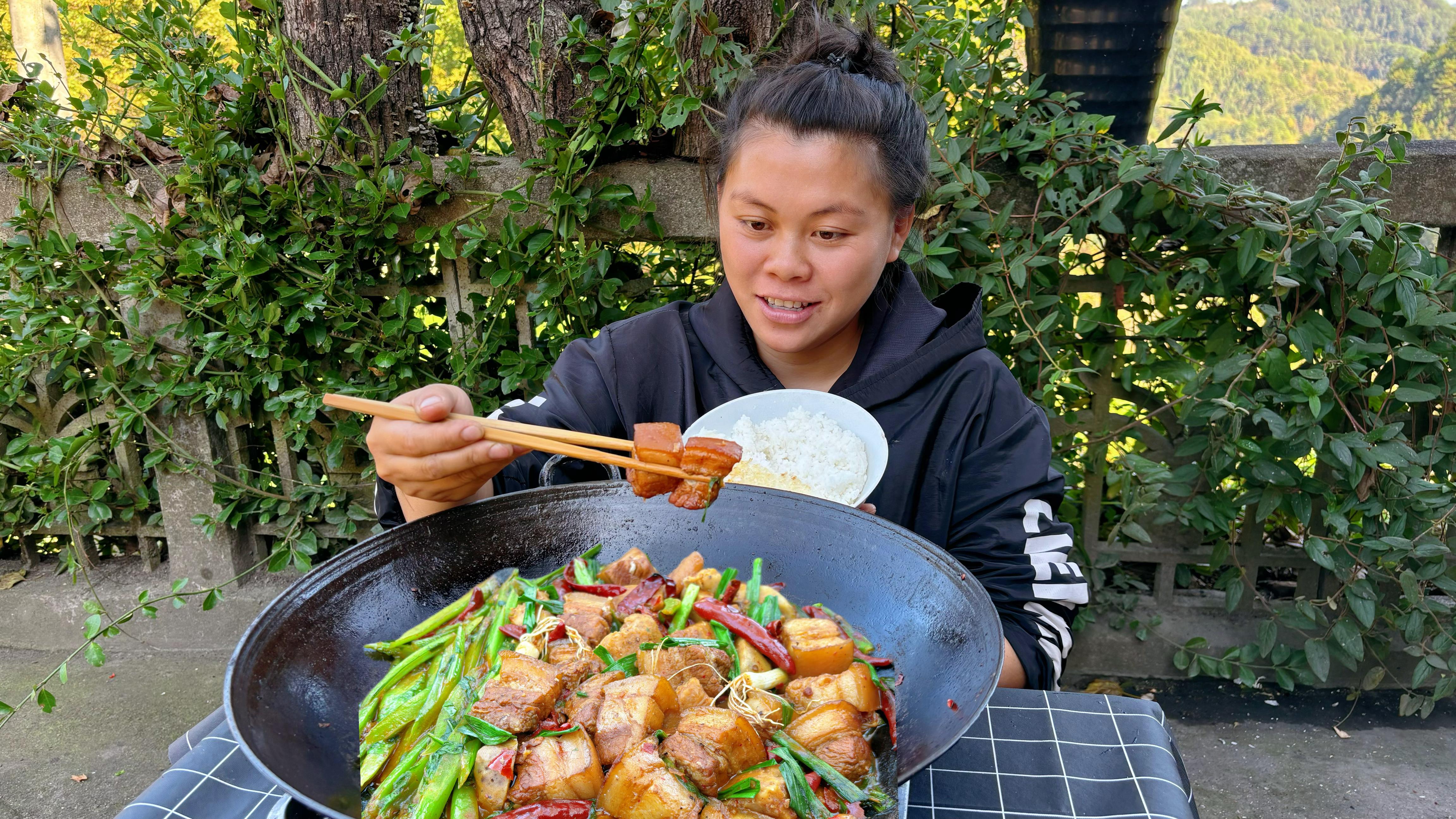 今天欧妹做一大锅芋头炖猪肉吃得嘴流油