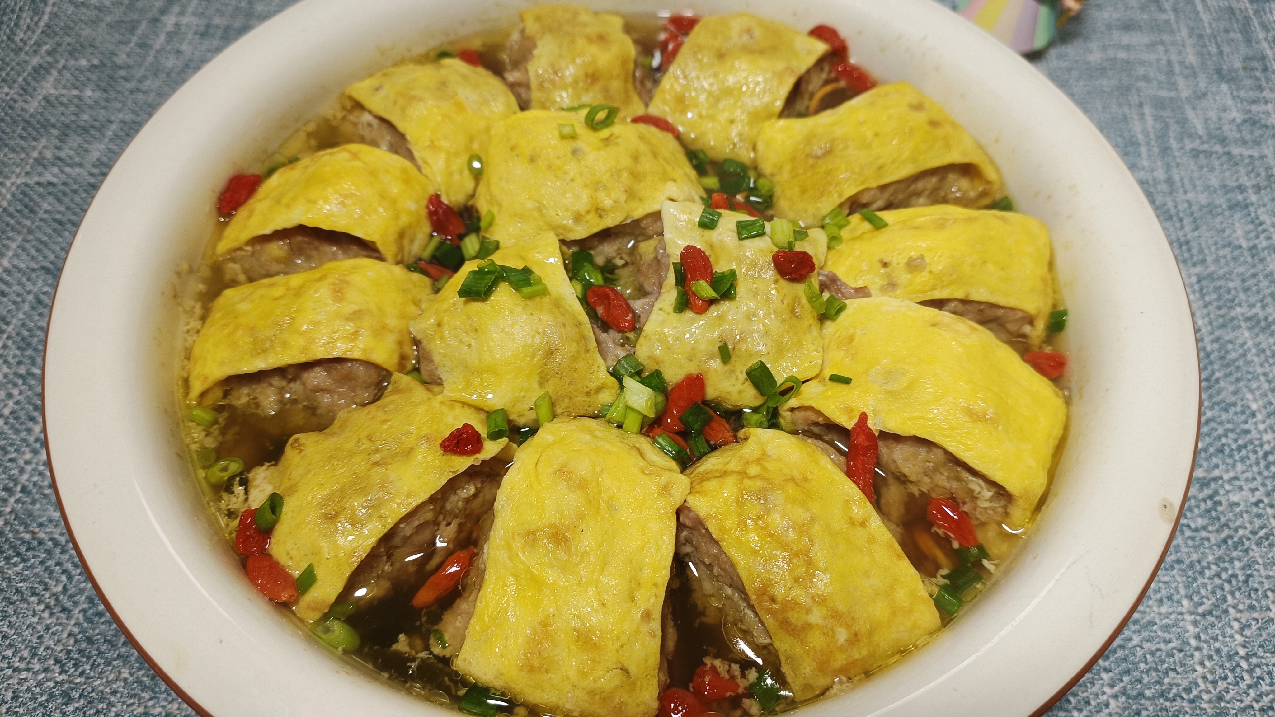 我家过年过节必备的一道硬菜，做法简单用料实在，老少皆宜的香碗