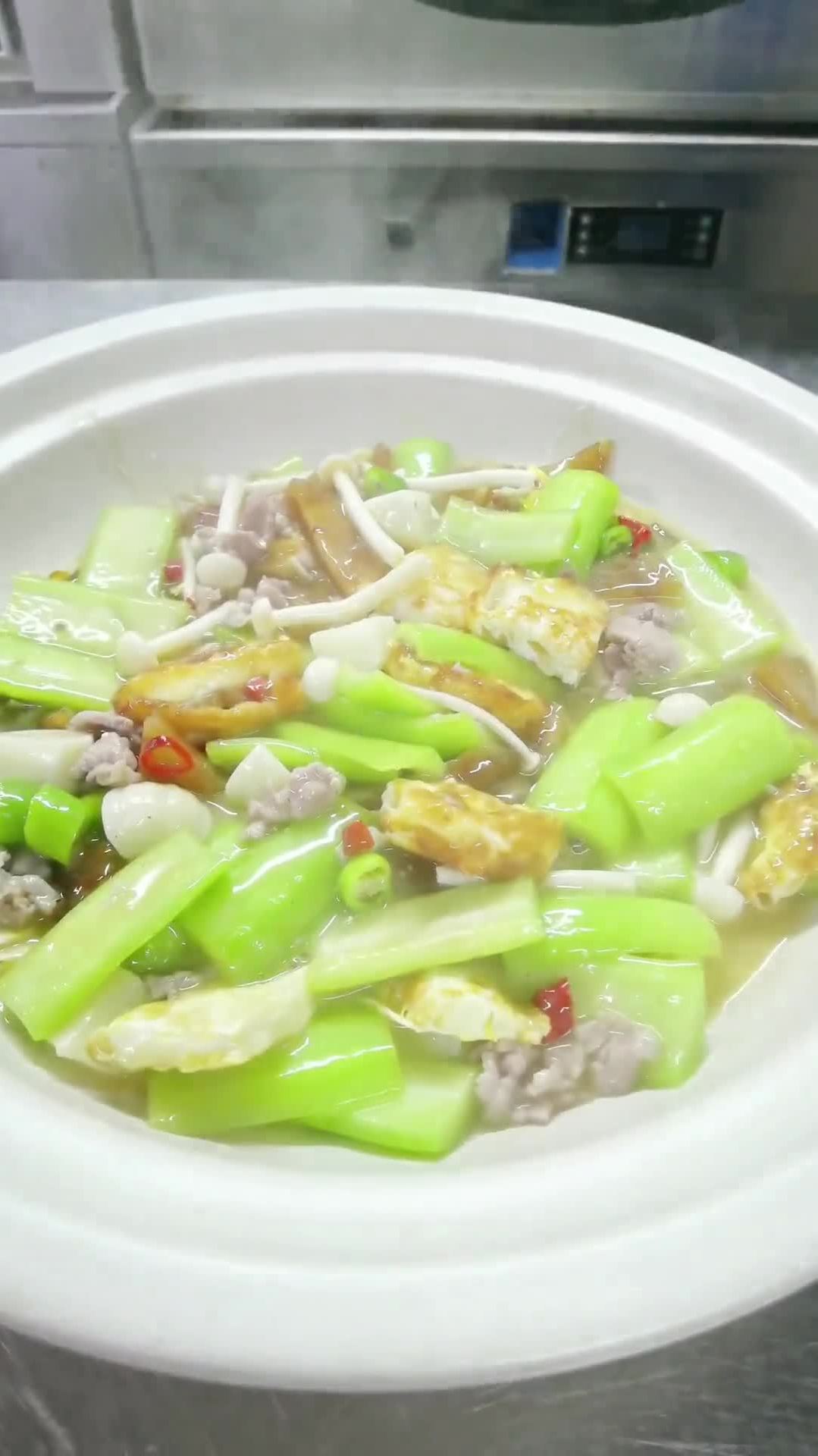 春季新菜品,红薯粉加辣椒粉东古酱油水调糊煎成饼