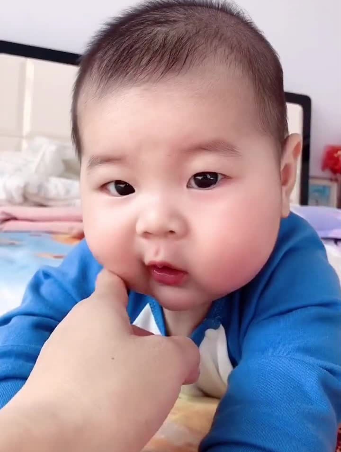 婴儿肥这肉肉的脸蛋好想咬一口!人类幼崽成长记-度小视