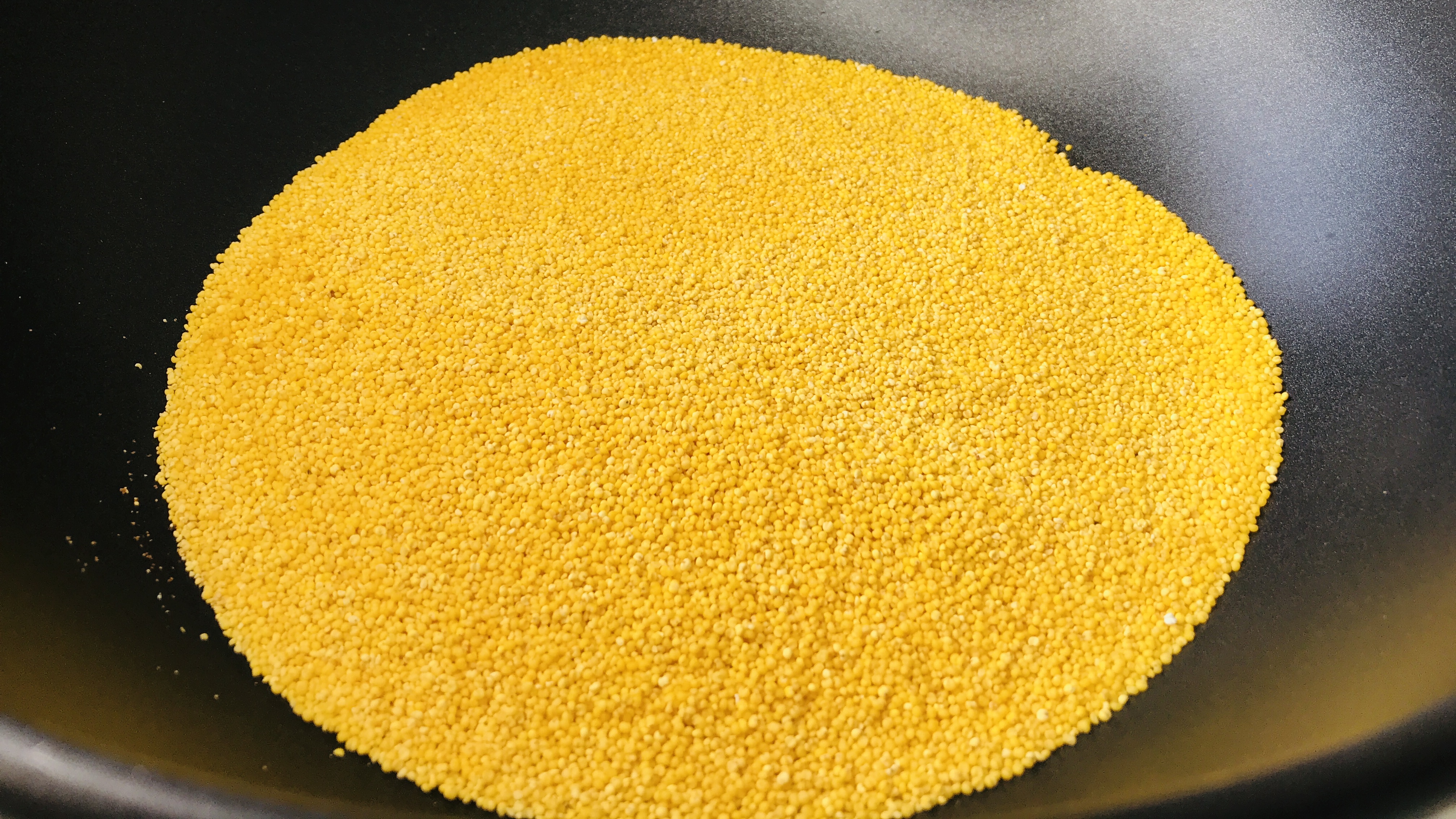 把小米放锅里炒一炒，好处原来这么多，老一辈人经常这样吃