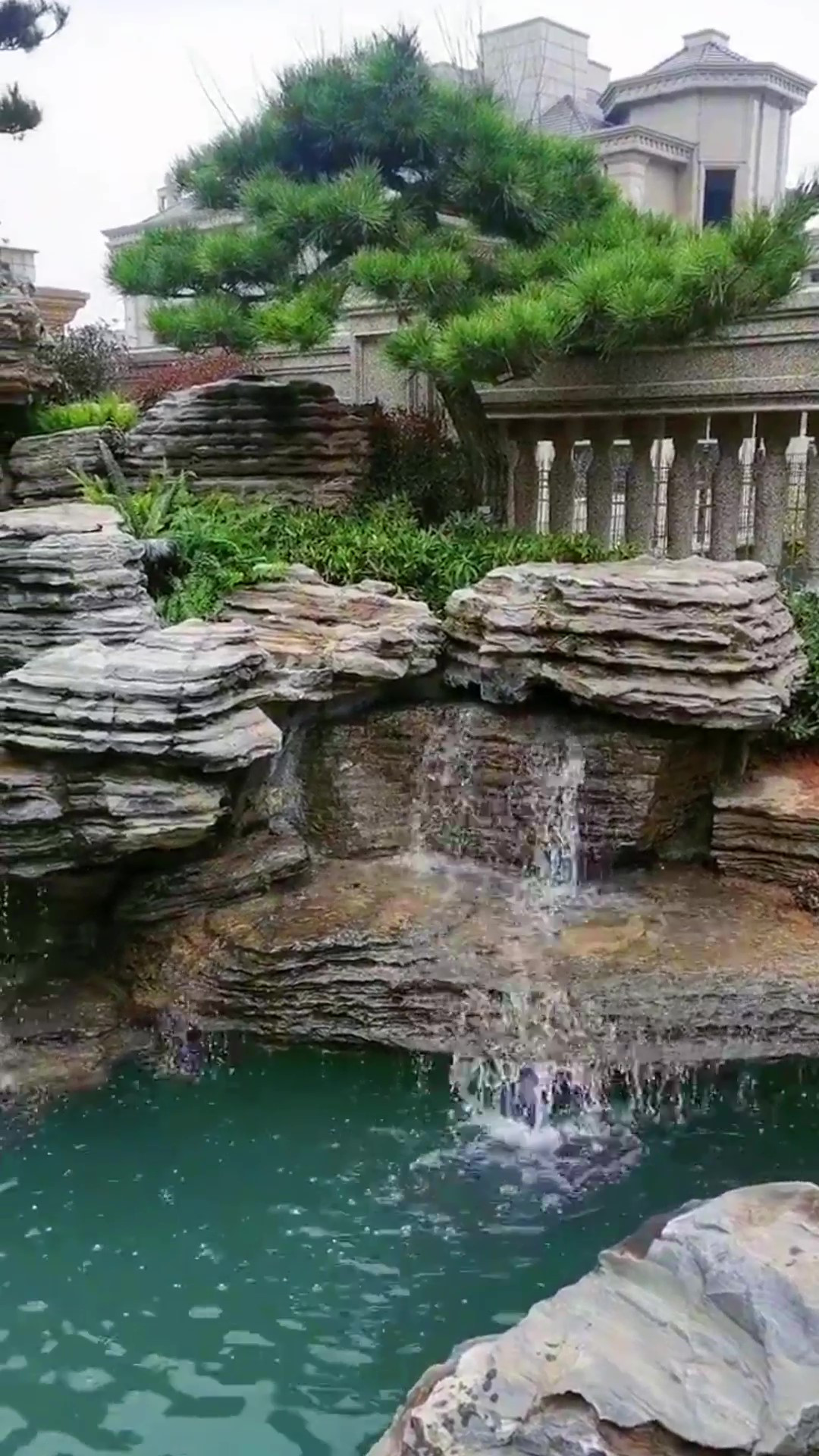 庭院大千层假山流水景观山镇宅水灵动