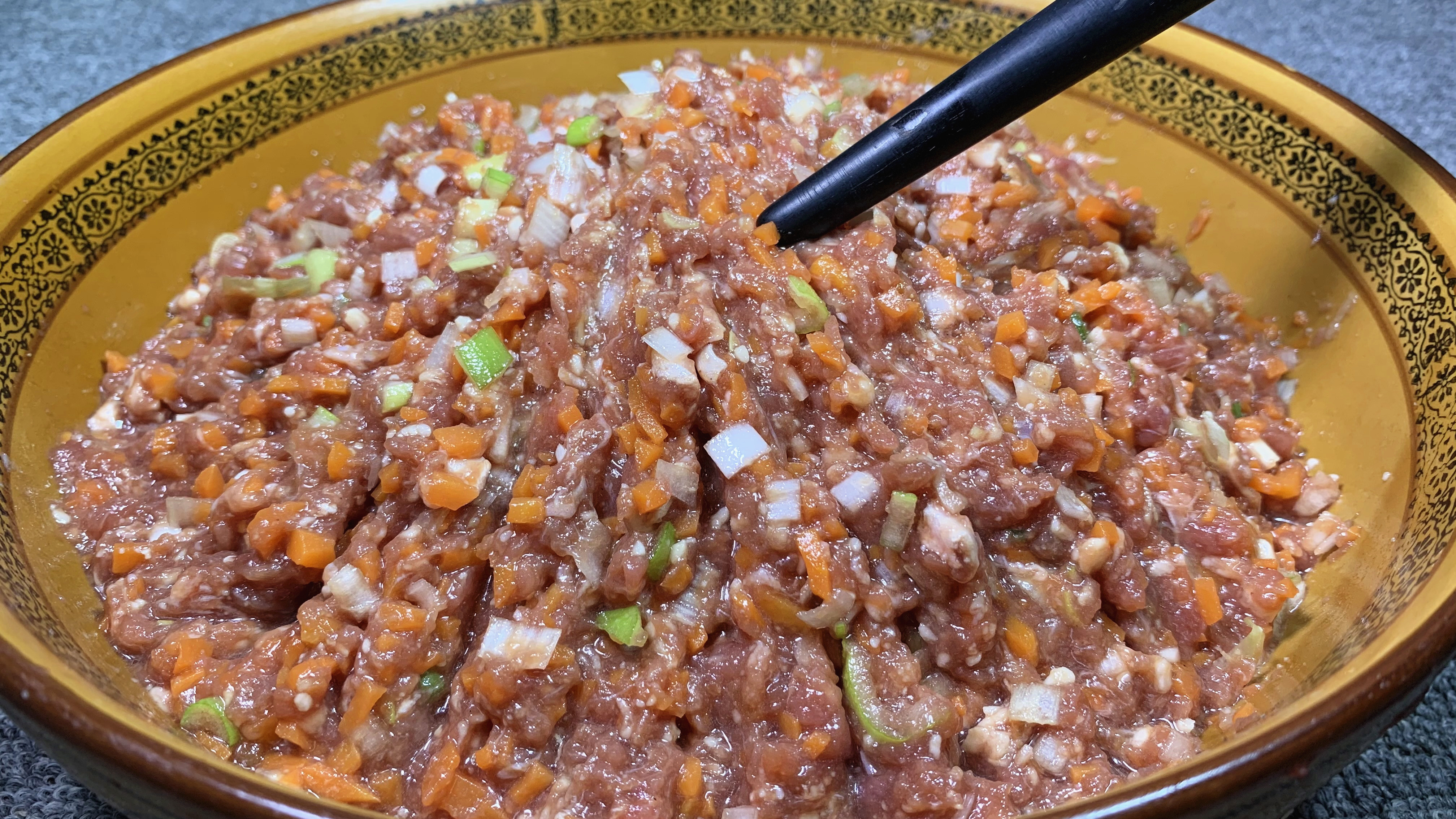 牛肉饺子好吃有诀窍，教你30年饺子馆不外传配方，咬一口鲜嫩多汁