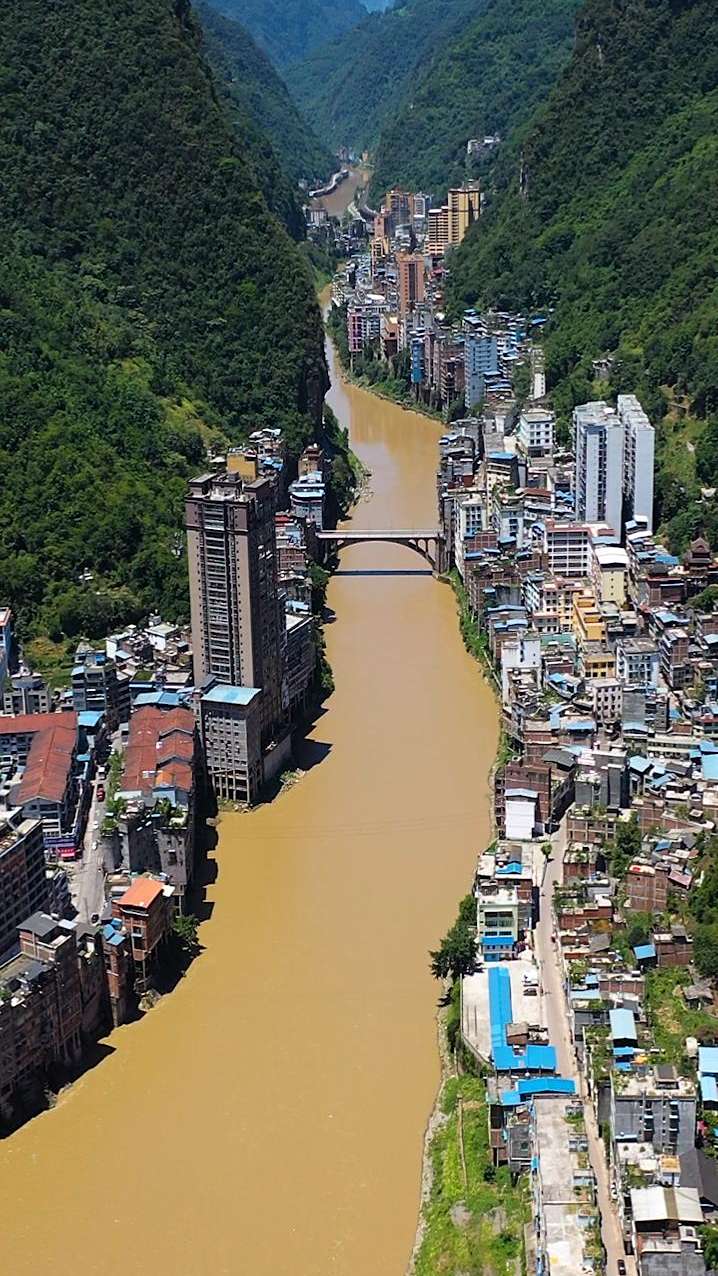 云南昭通盐津县,被誉为世界最窄县城,两边都是邻崖绝壁-度小视