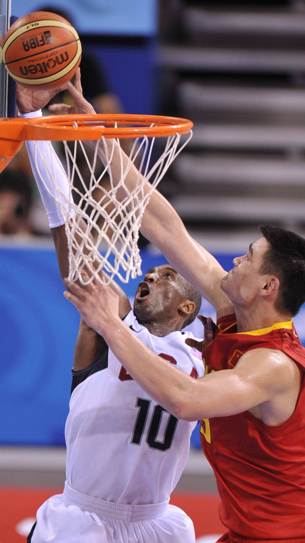 在姚明面前,科比秒变暖男