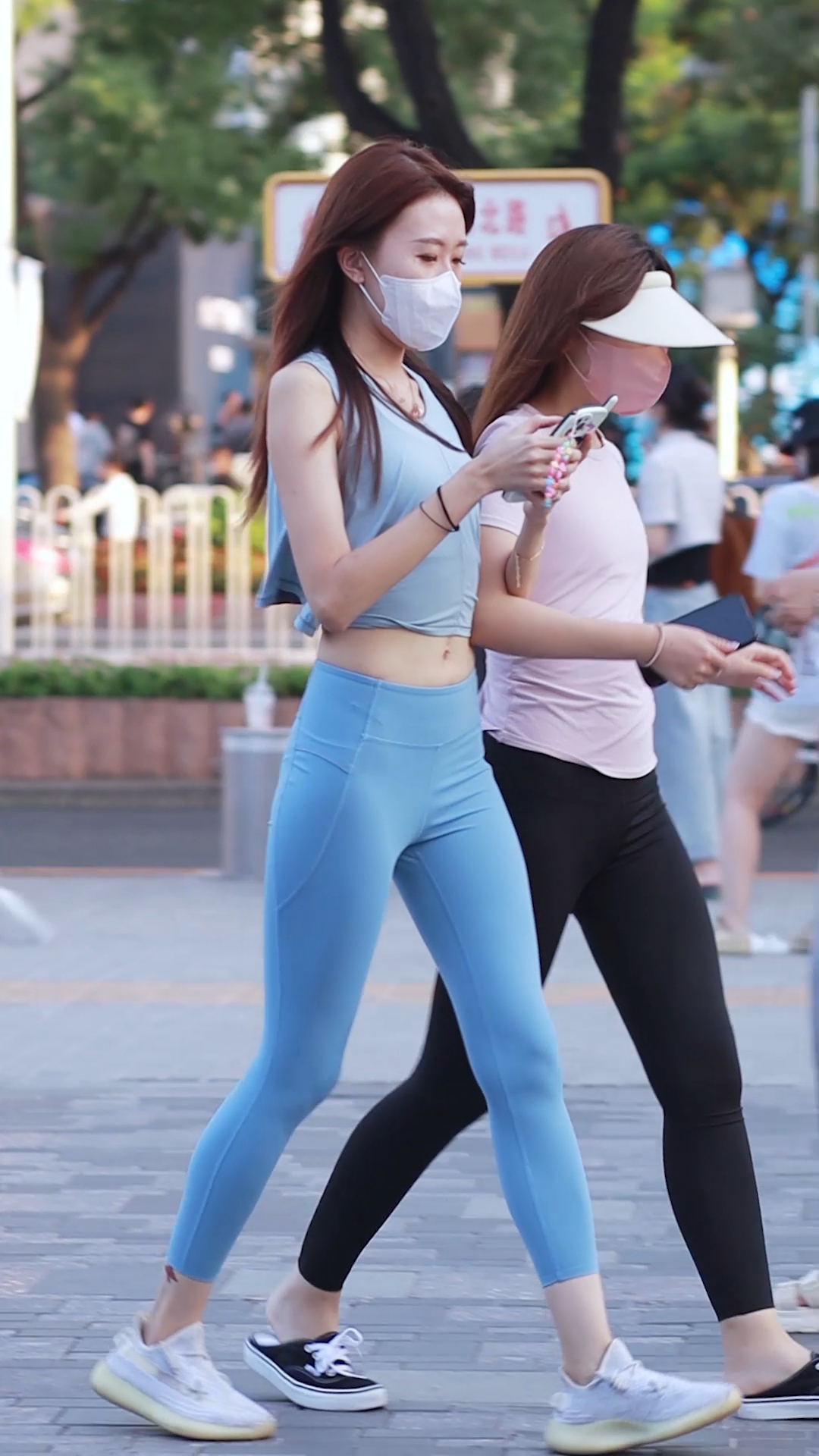 小背心搭瑜伽裤配椰子鞋,美女夏天穿蓝看着就清爽-度小视