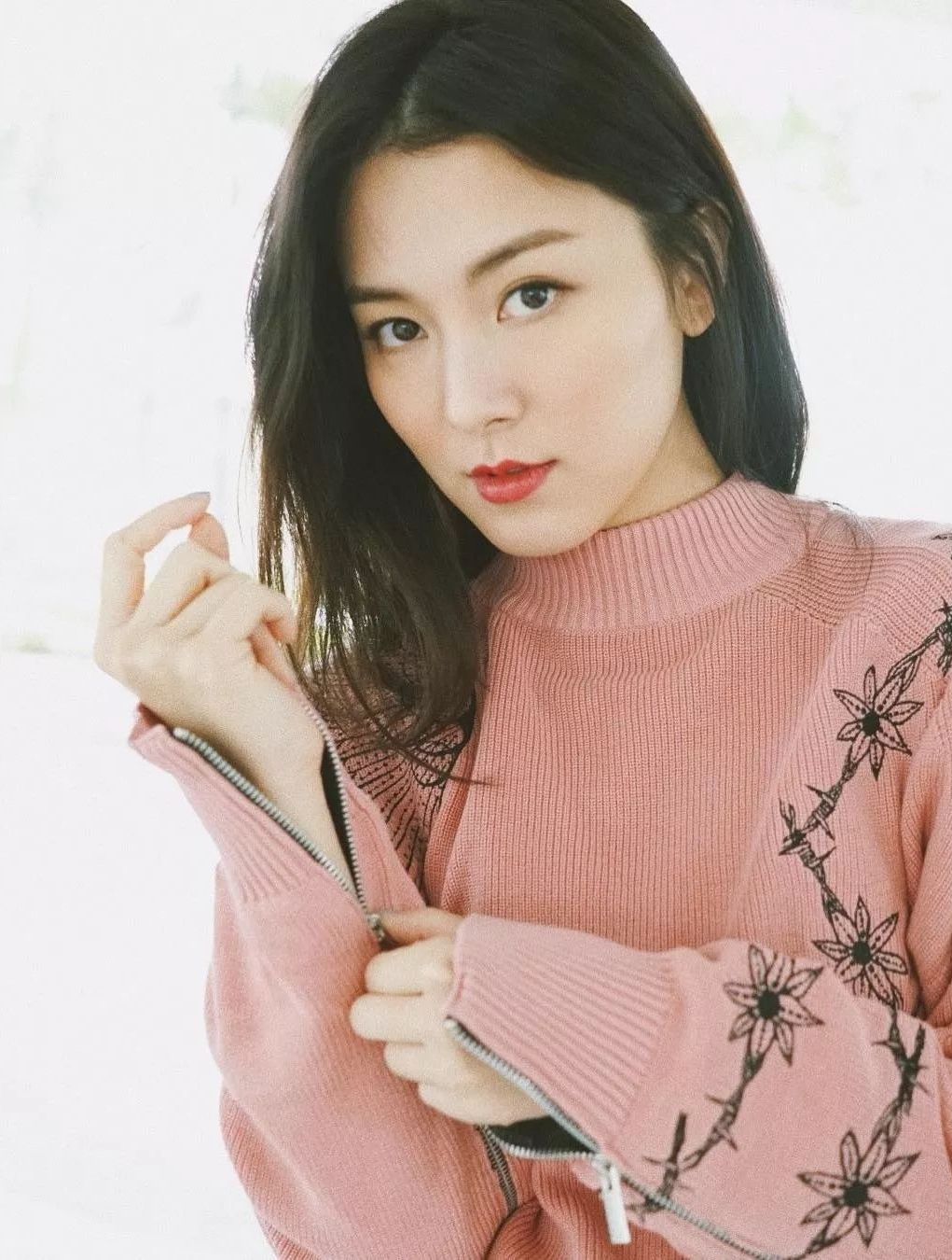 借曾志伟攀上豪门,靓模逆袭资源堪比杨颖,王敏奕到底何方神圣1-度小视