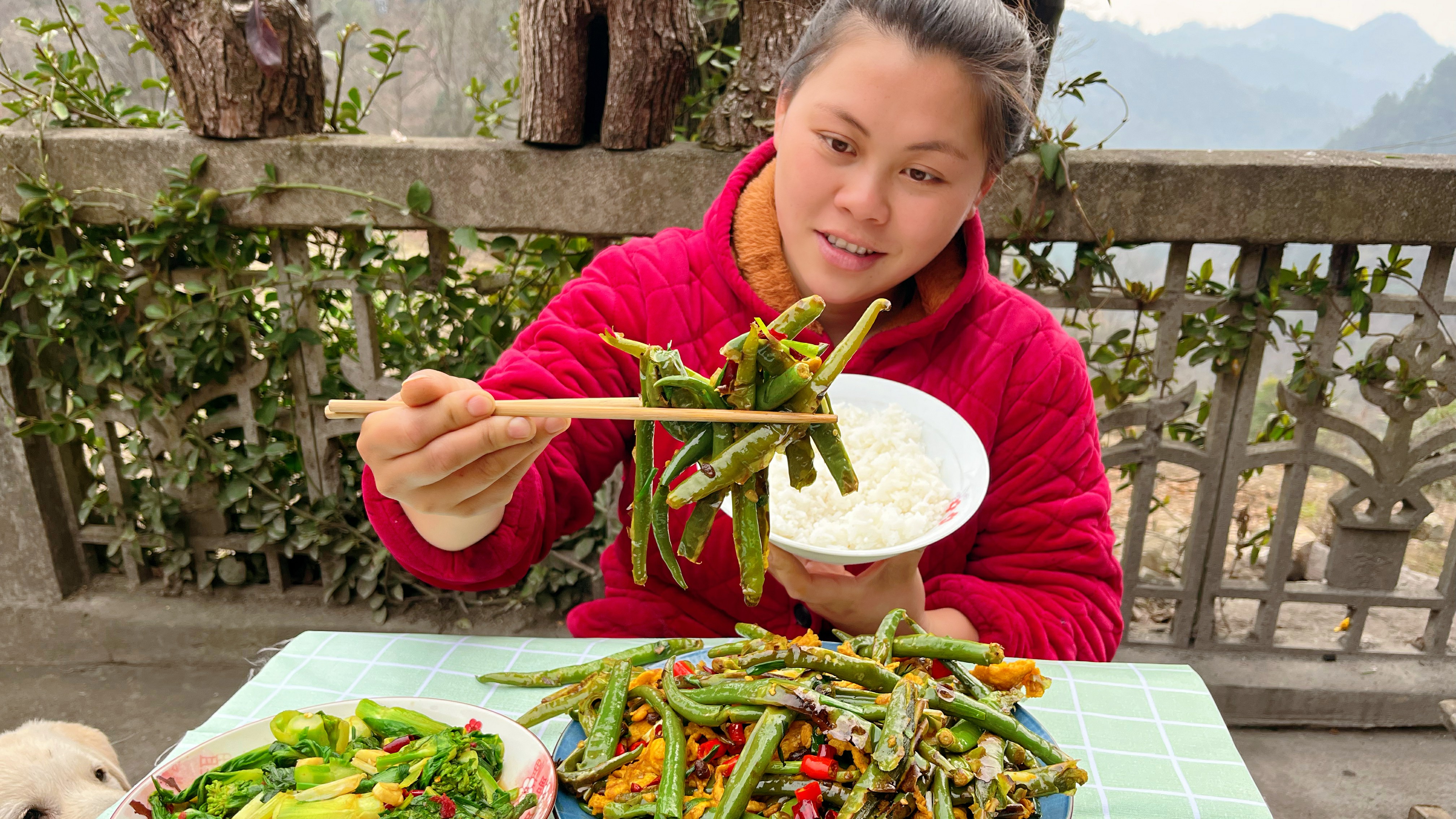 养的鸡下了很多蛋,今天拿几个来炒辣椒,配着菜苔爆辣下饭吃过瘾