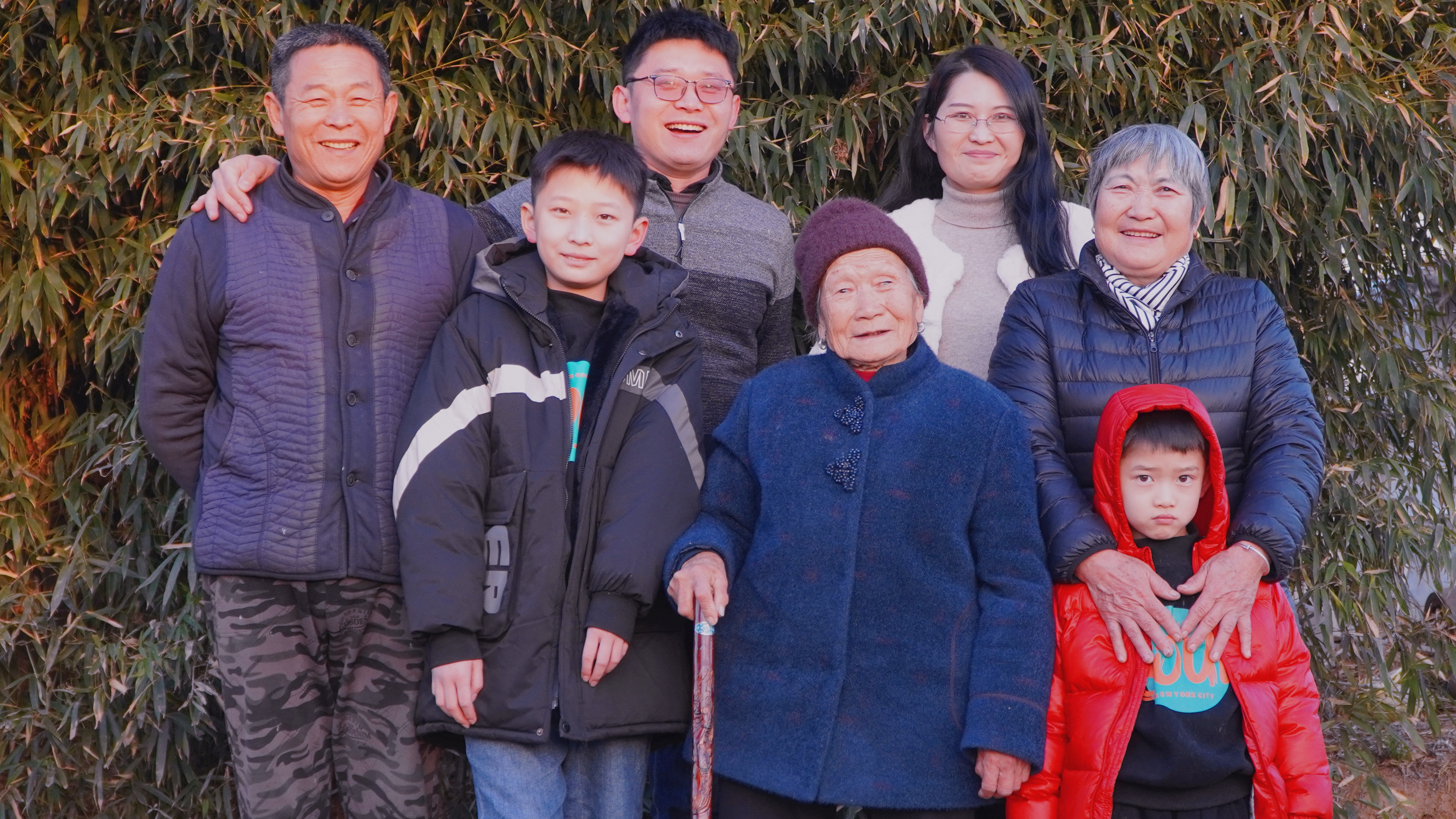 老妈60岁了儿媳妇给过生日,买蛋糕炒一桌菜喝一瓶酒,老妈感动了