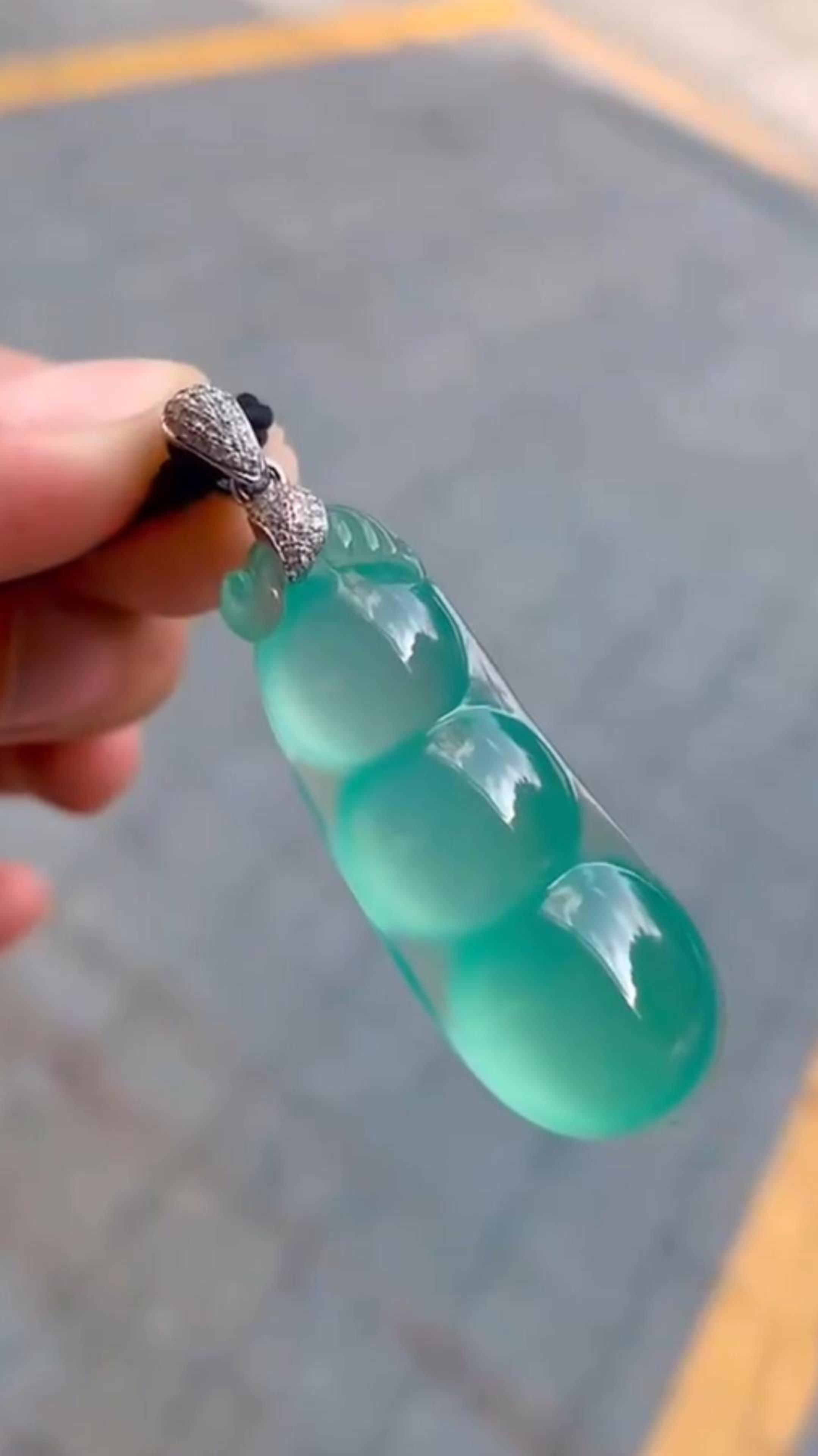 玻璃种满色绿晴翡翠豆子