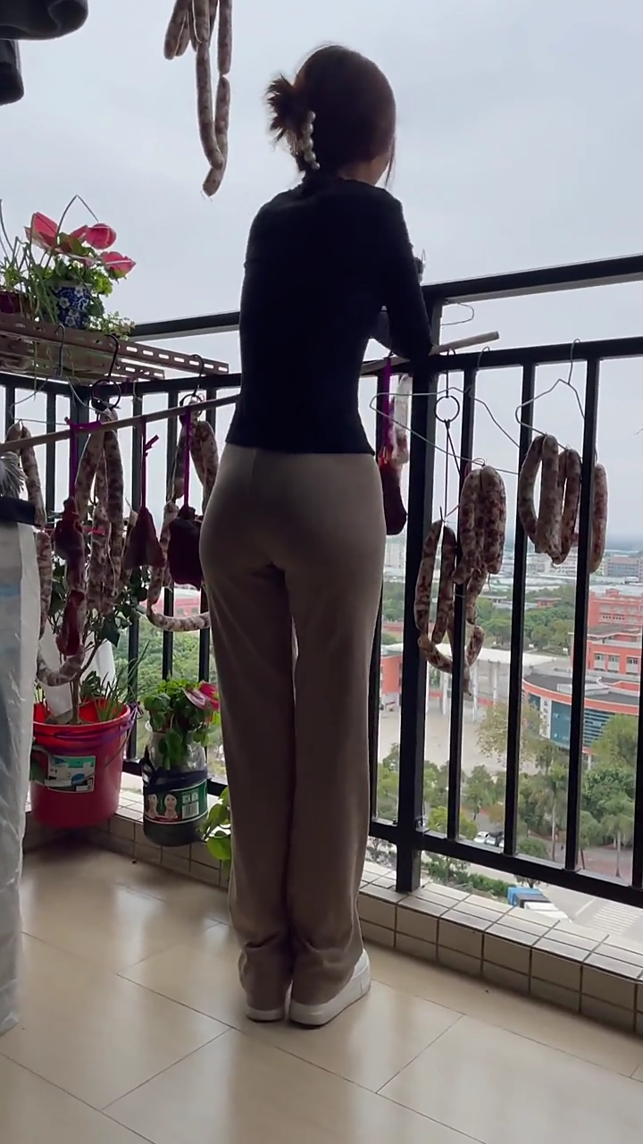 背影这么美的辣妈,认真做家务的样子很有魅力-度小视