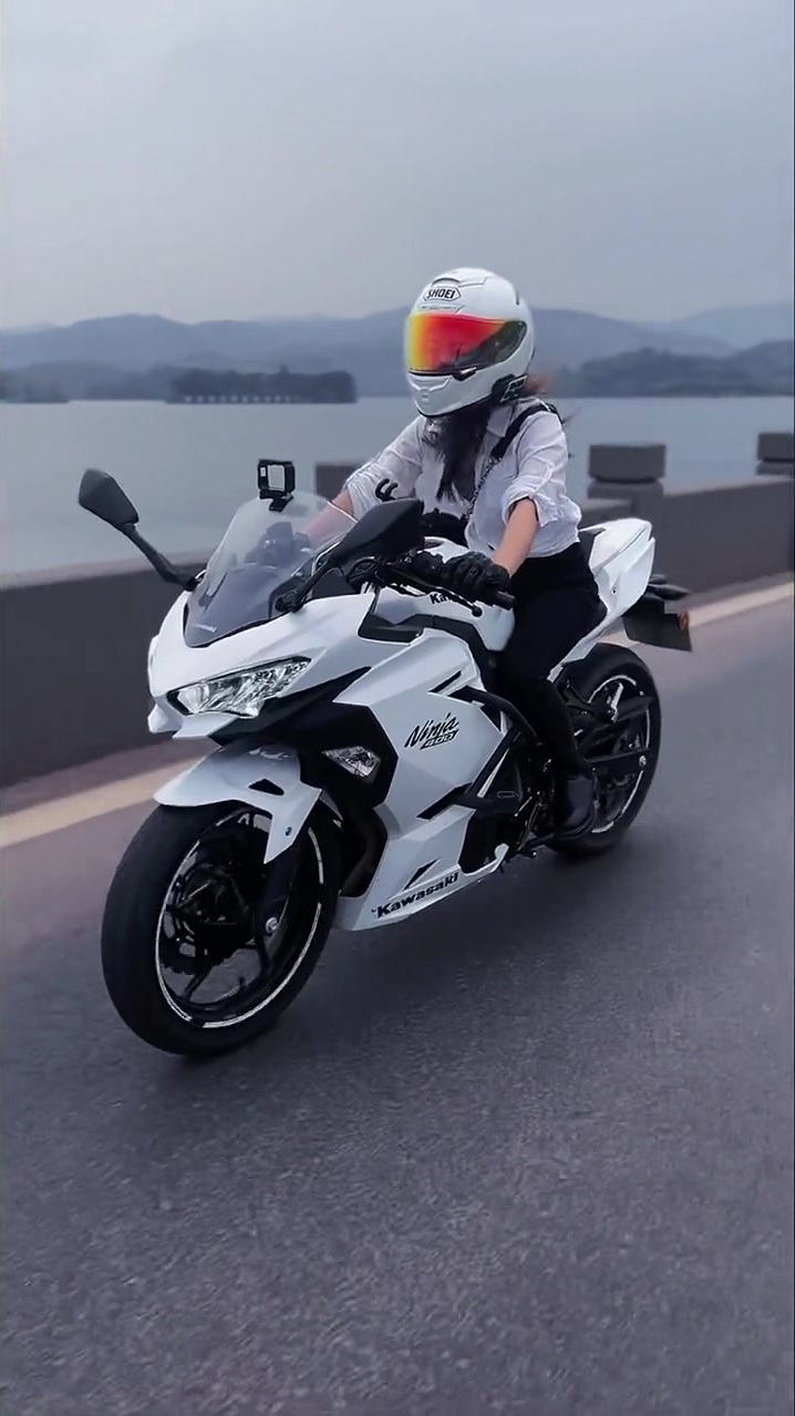 拜托,会骑摩托的女孩子真的超酷好吧