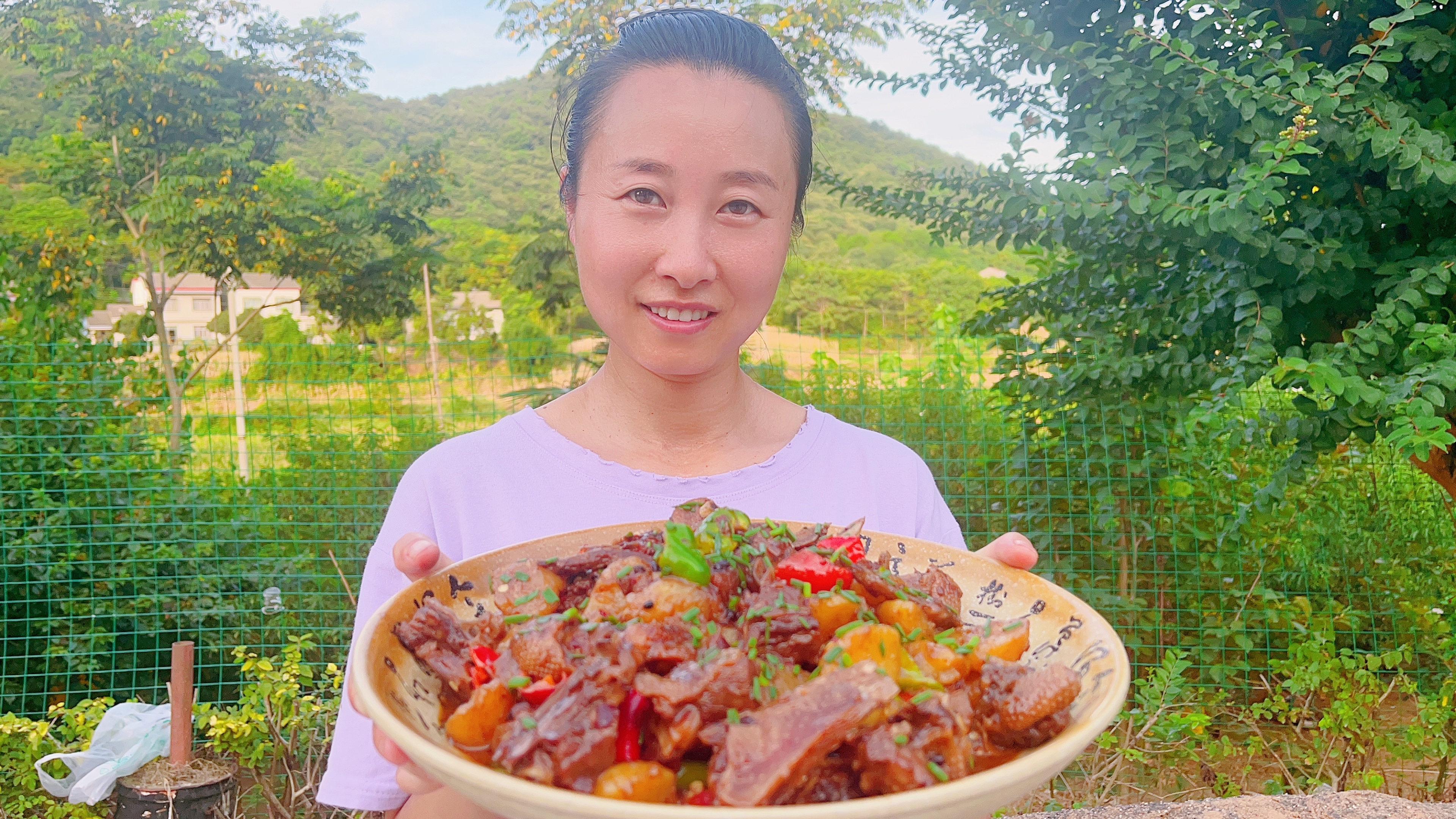 表姐把家里仅剩的腊鹅肉做红烧味,肉质咸香有嚼劲,越吃越想吃