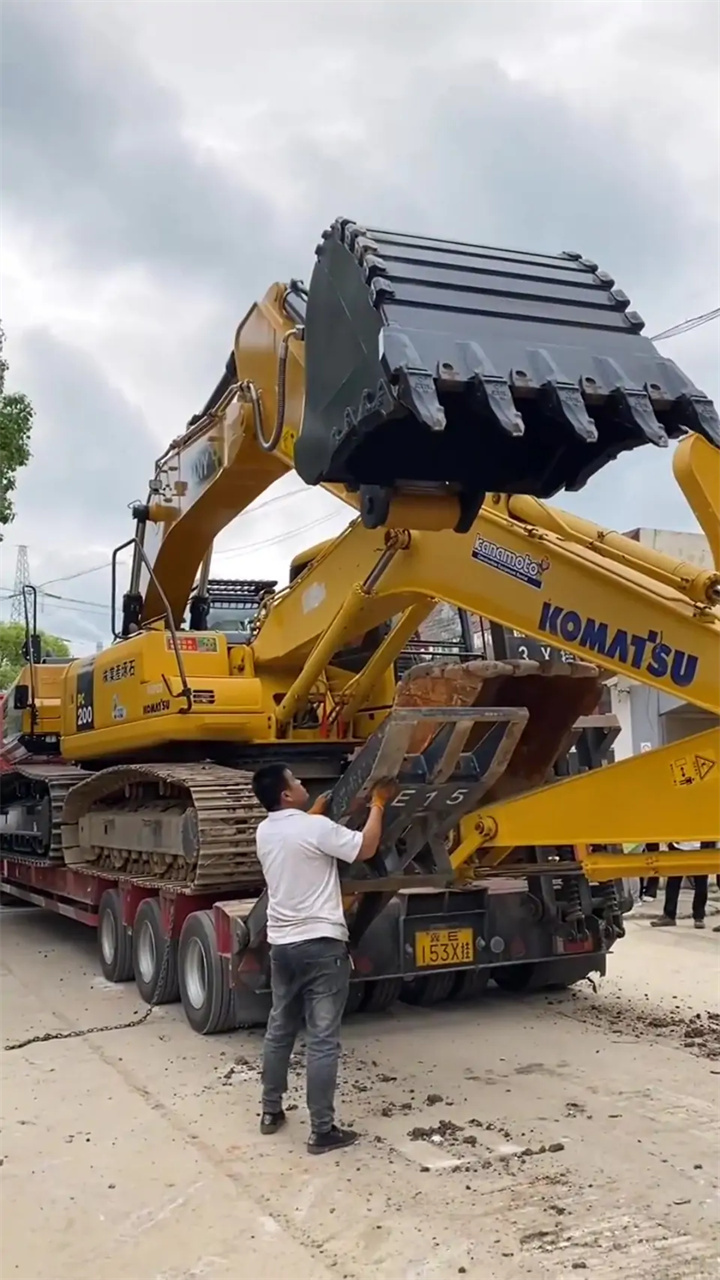 大哥脑洞大开,两台挖机这样就装车了,上高速有你难受的时候!