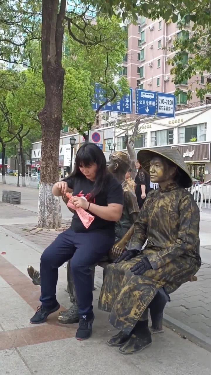 铜人活体行为艺术