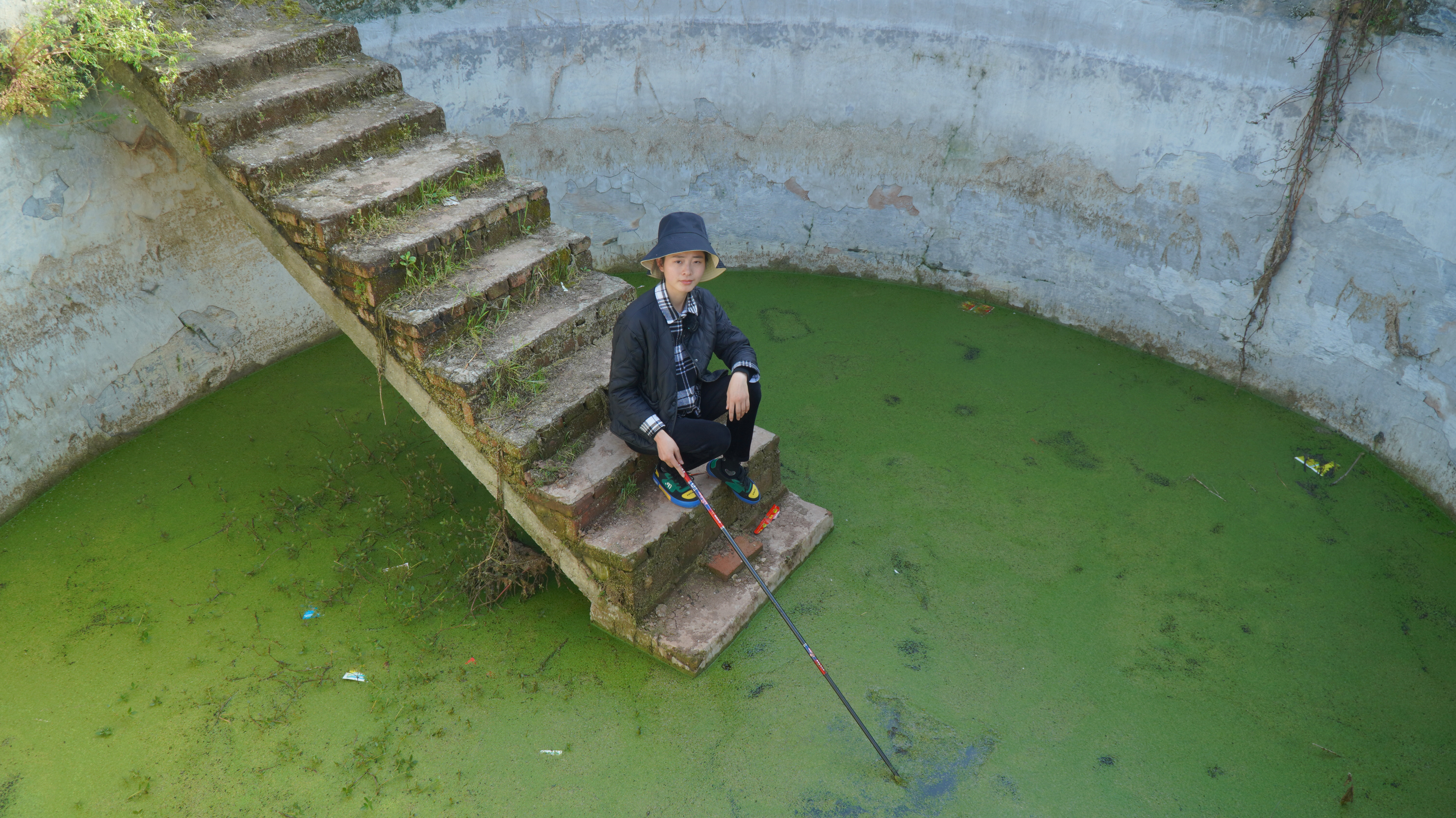水池以前养过鱼,现在废弃了一年多,看看这里面还有些什么?