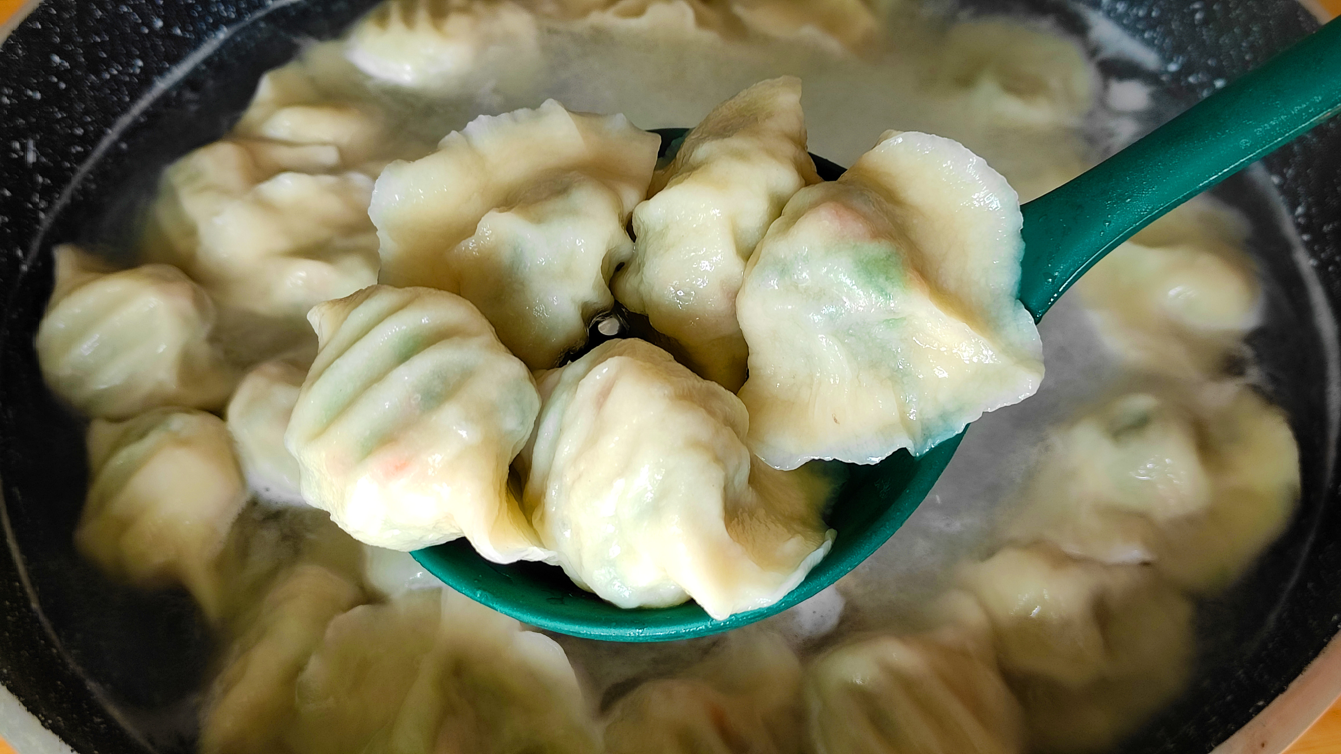 菠菜包饺子，没想到这么好吃，学会这样调馅，一口一个太香了
