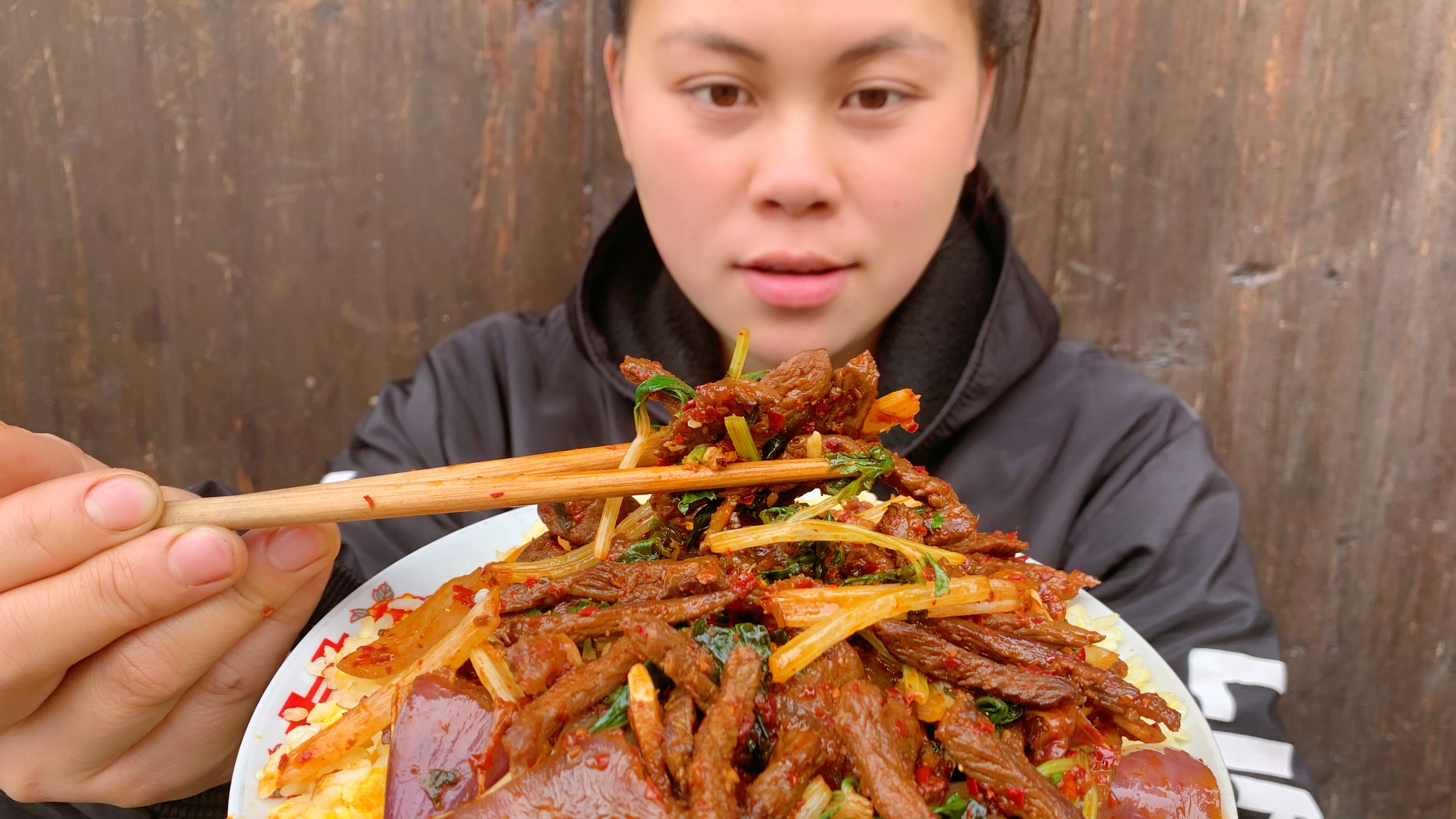 忙碌的生活，简单做个芹菜炒牛肉吃