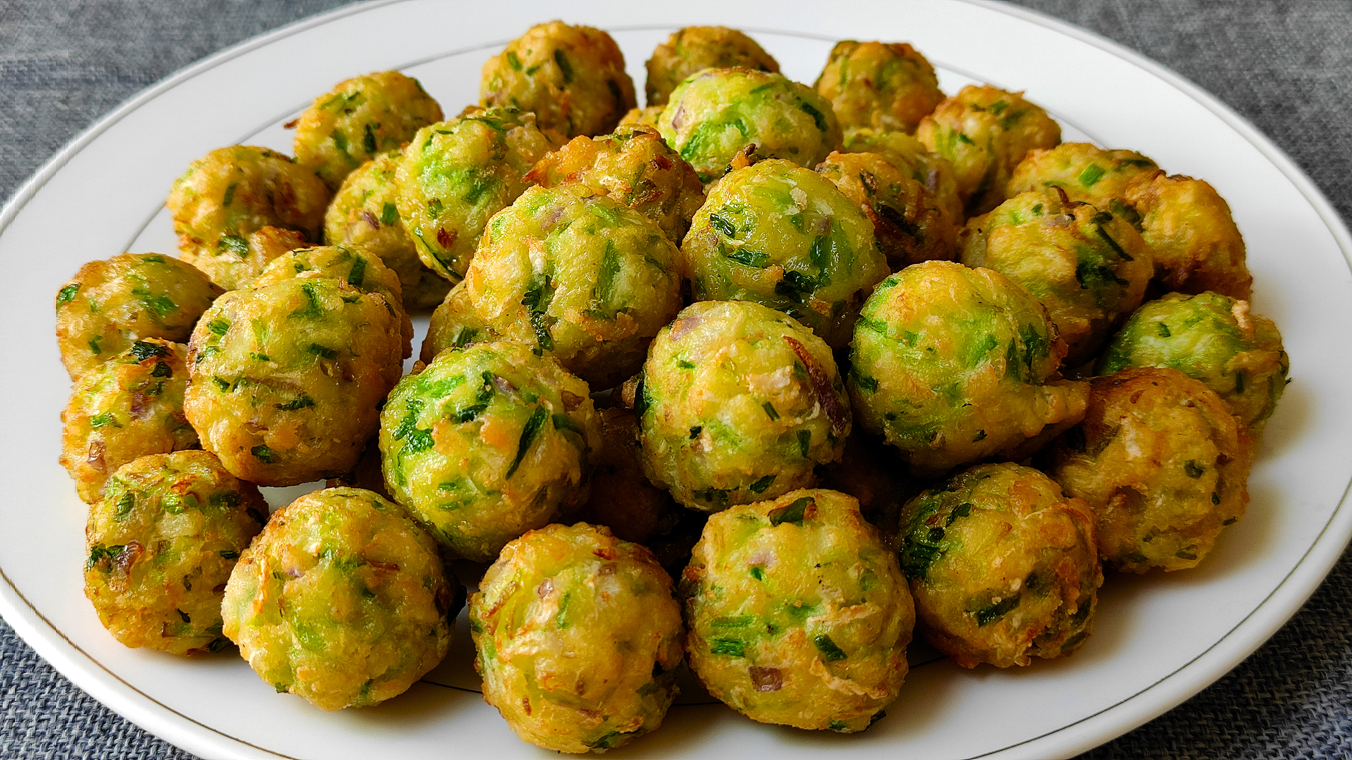 萝卜丸子好吃有窍门,最忌放淀粉和面粉了,教你一招,酥脆不回软