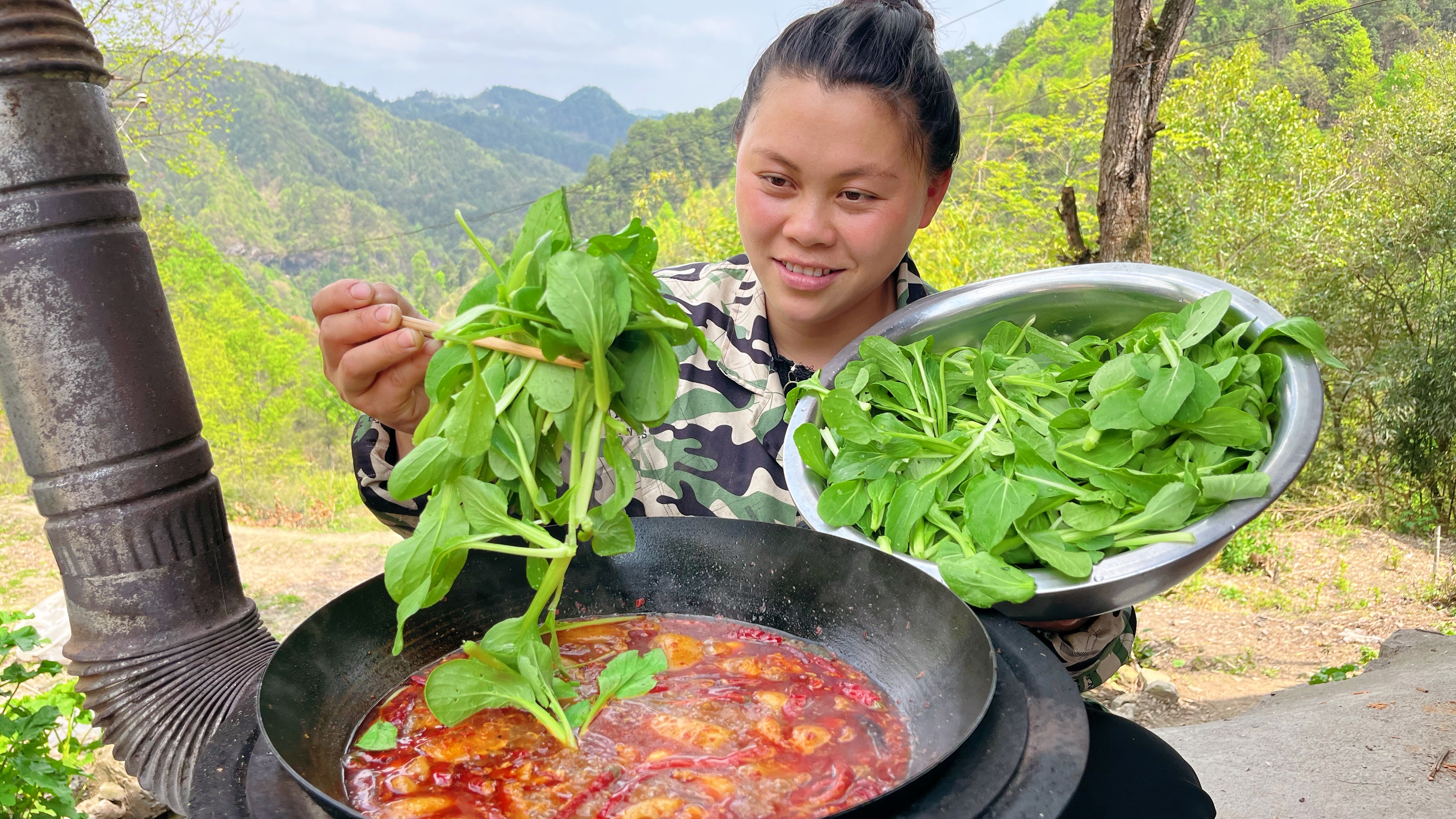 扯些自己种的小白菜,再做个爆辣猪肉火锅,今天要把白菜吃到饱