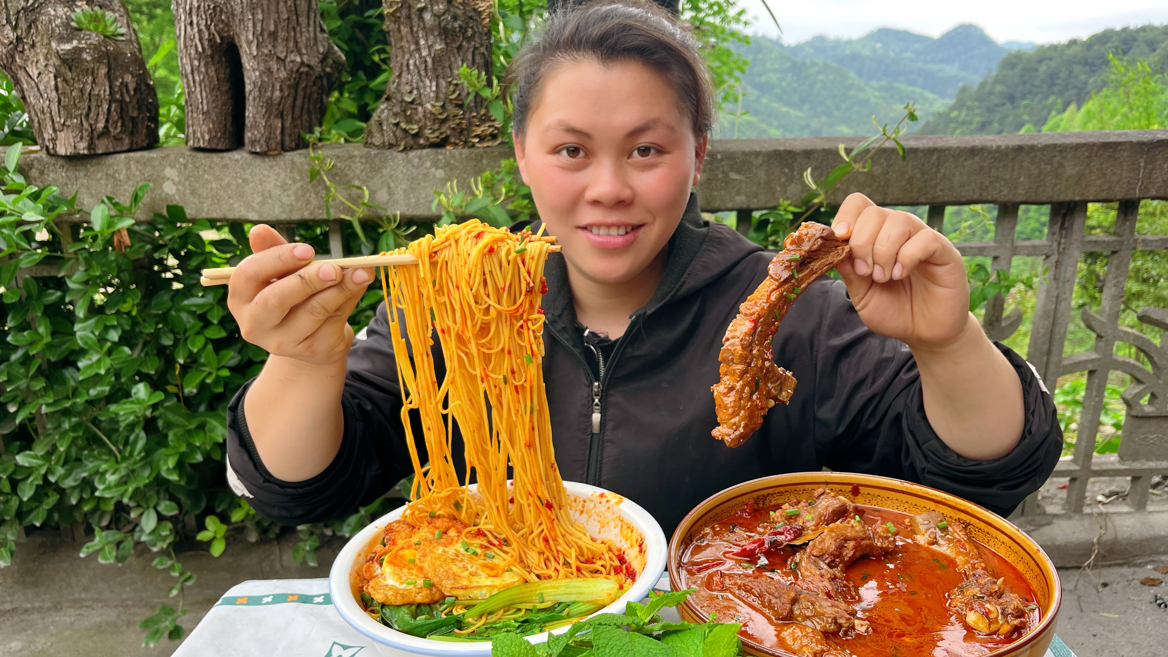 今天做一个香辣排骨,配上爆辣面条和薄荷,一口肉一口面太过瘾了