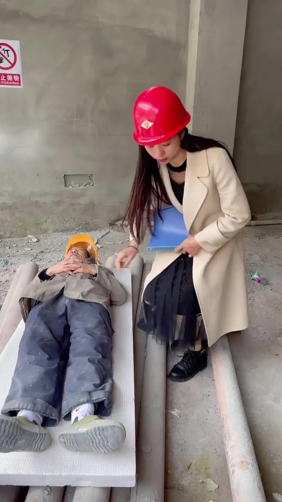 工地午休看到这一幕,农民工的苦谁能理解?看得我都想流泪了