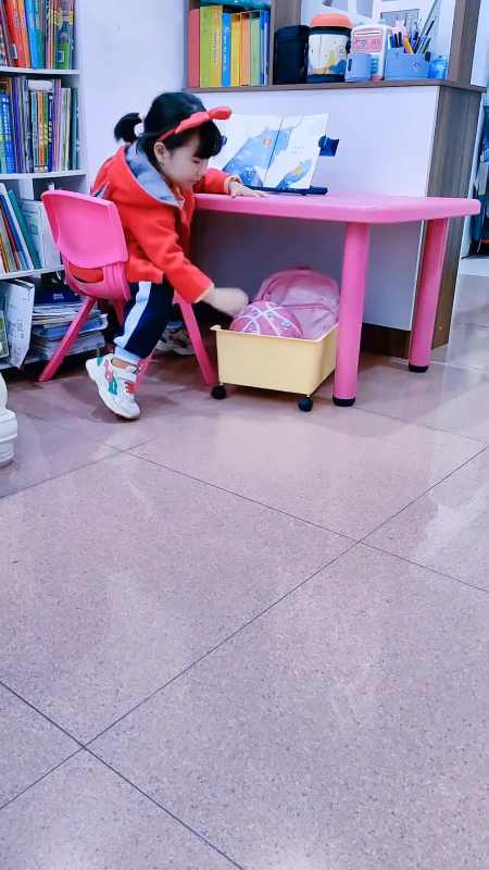 你们家娃是不是写作业书包也扔地上-度小视