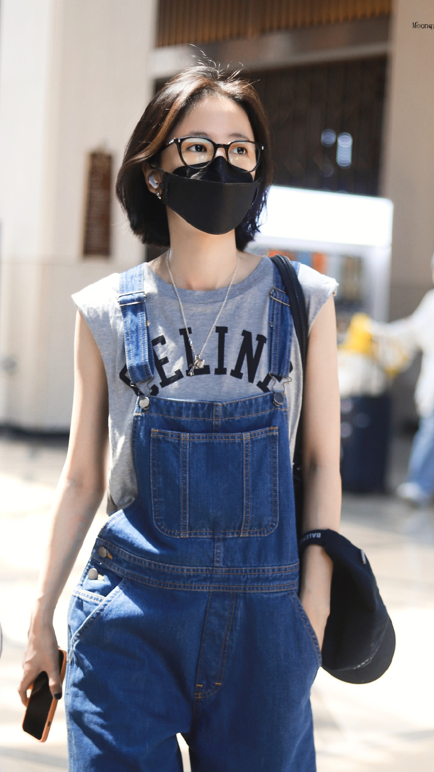 周雨彤机场街拍,灰色背心 背带裤 厚底皮鞋 棒球帽清爽休闲