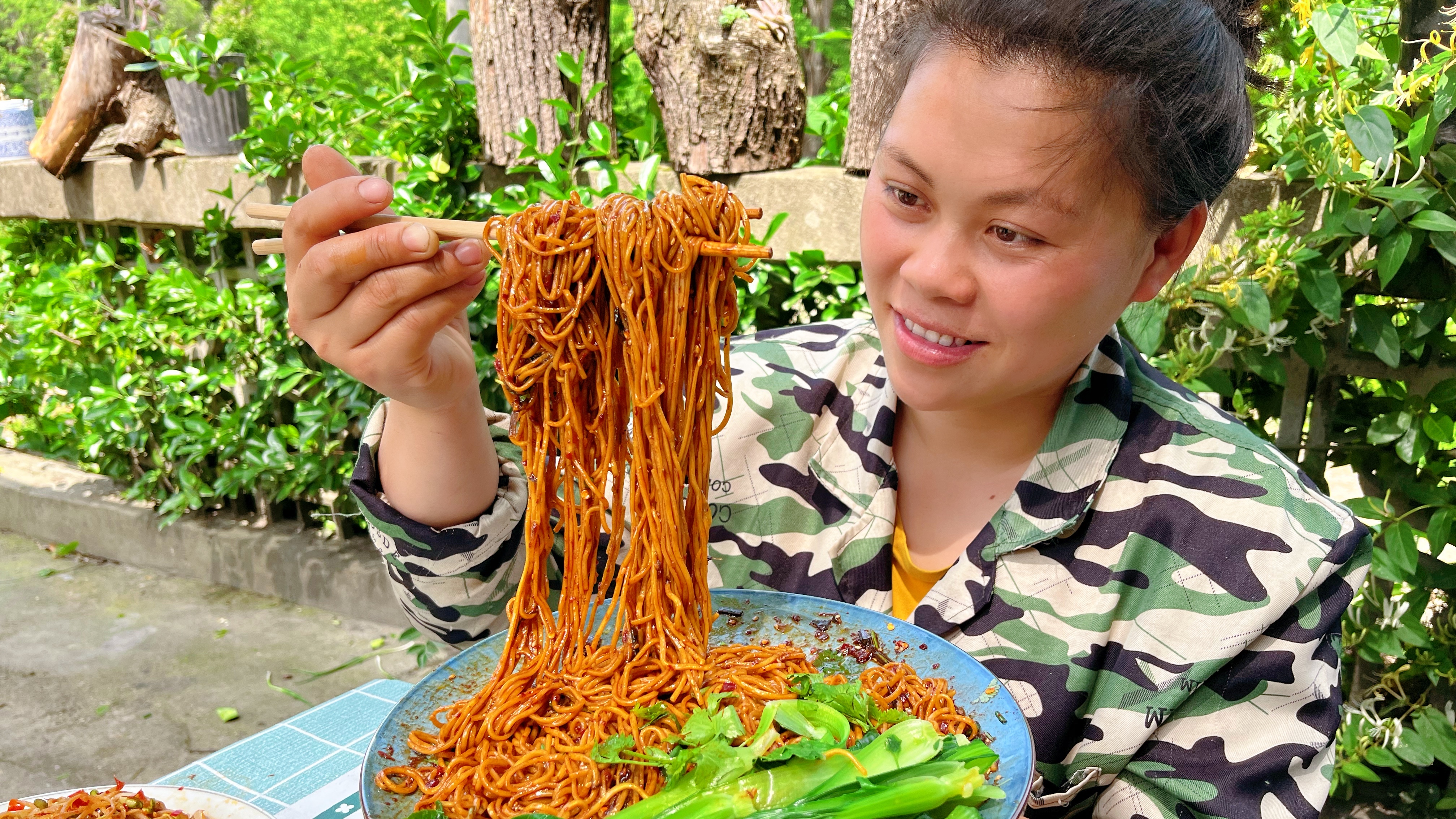 今天做个美味葱油面，配上凉拌贡菜和豆芽，大口嗦面欧妹吃过瘾了