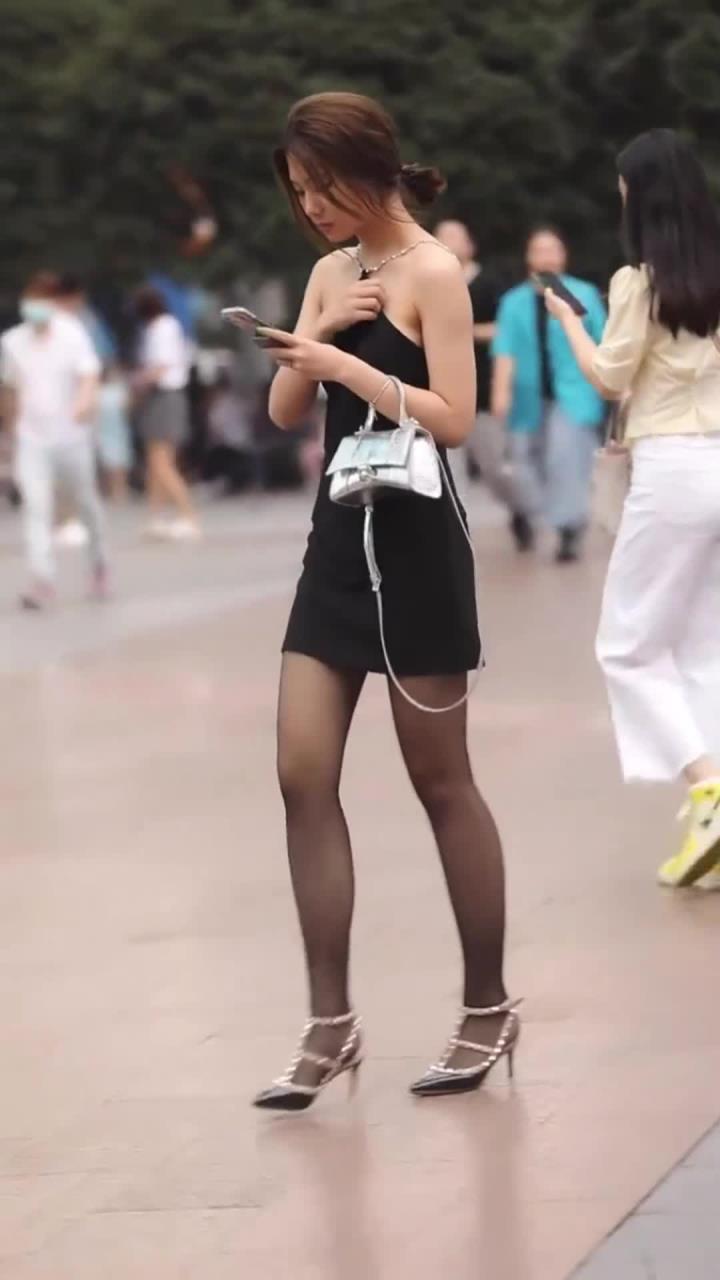 三里屯街拍的气质美女,吊带裙外加黑丝袜,都是我最喜欢的!