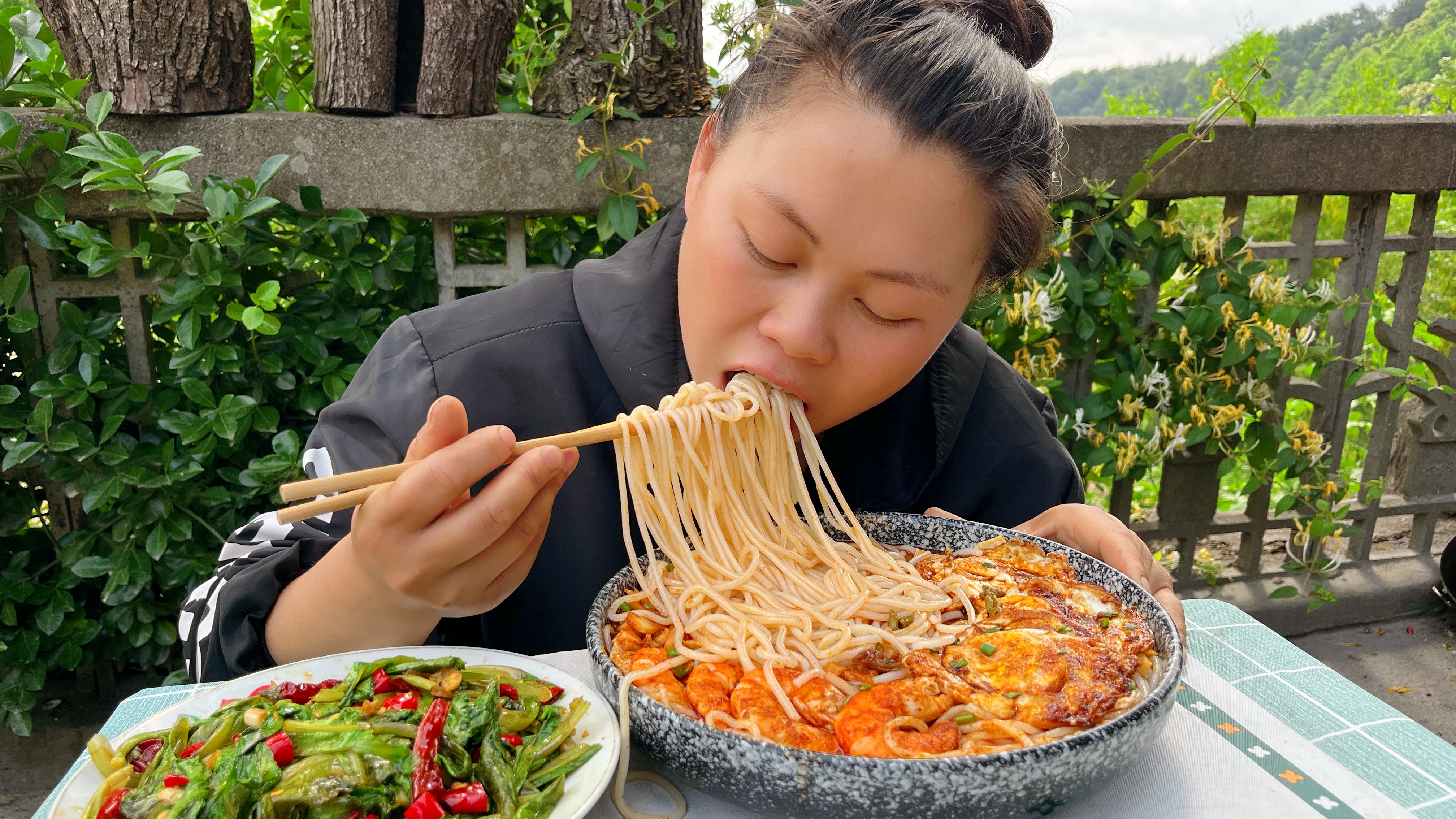 干完活,欧妹煮一大碗螺蛳粉,再炒盘生菜简单吃一餐
