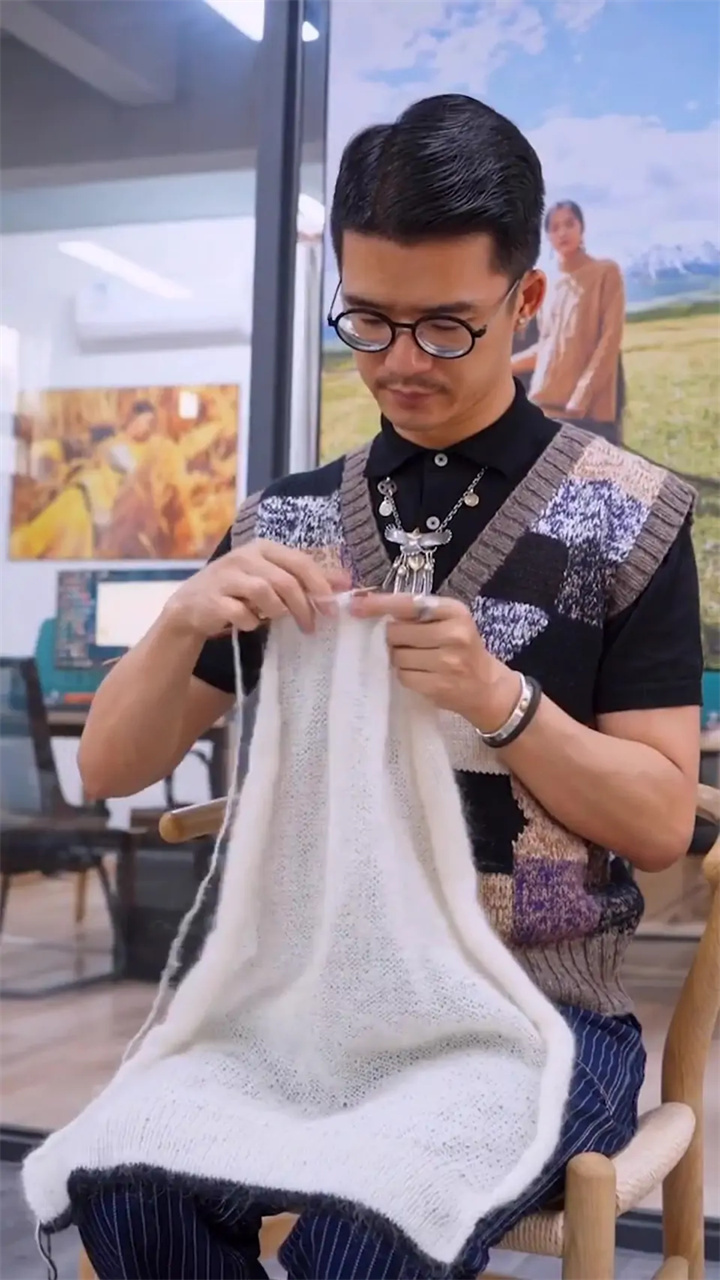 原来男人织毛衣这么厉害,眼前一幕,网友:小哥哥织毛衣太帅了!