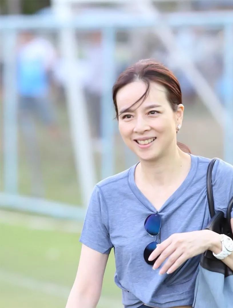 "冻龄女神"伍伦盼:泰国国王迷上50岁老奶奶?王后都因她吃醋1-度小视