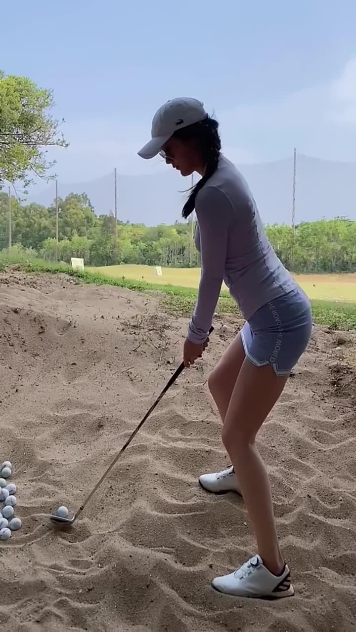 球场新来的高尔夫美女挥杆的那一刻我感觉恋爱了