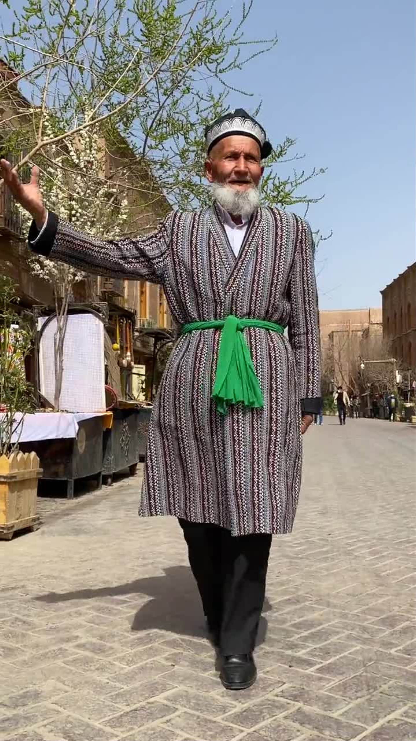 72岁的新疆喀什老大爷,跳出了新疆人的幸福生活-度小视