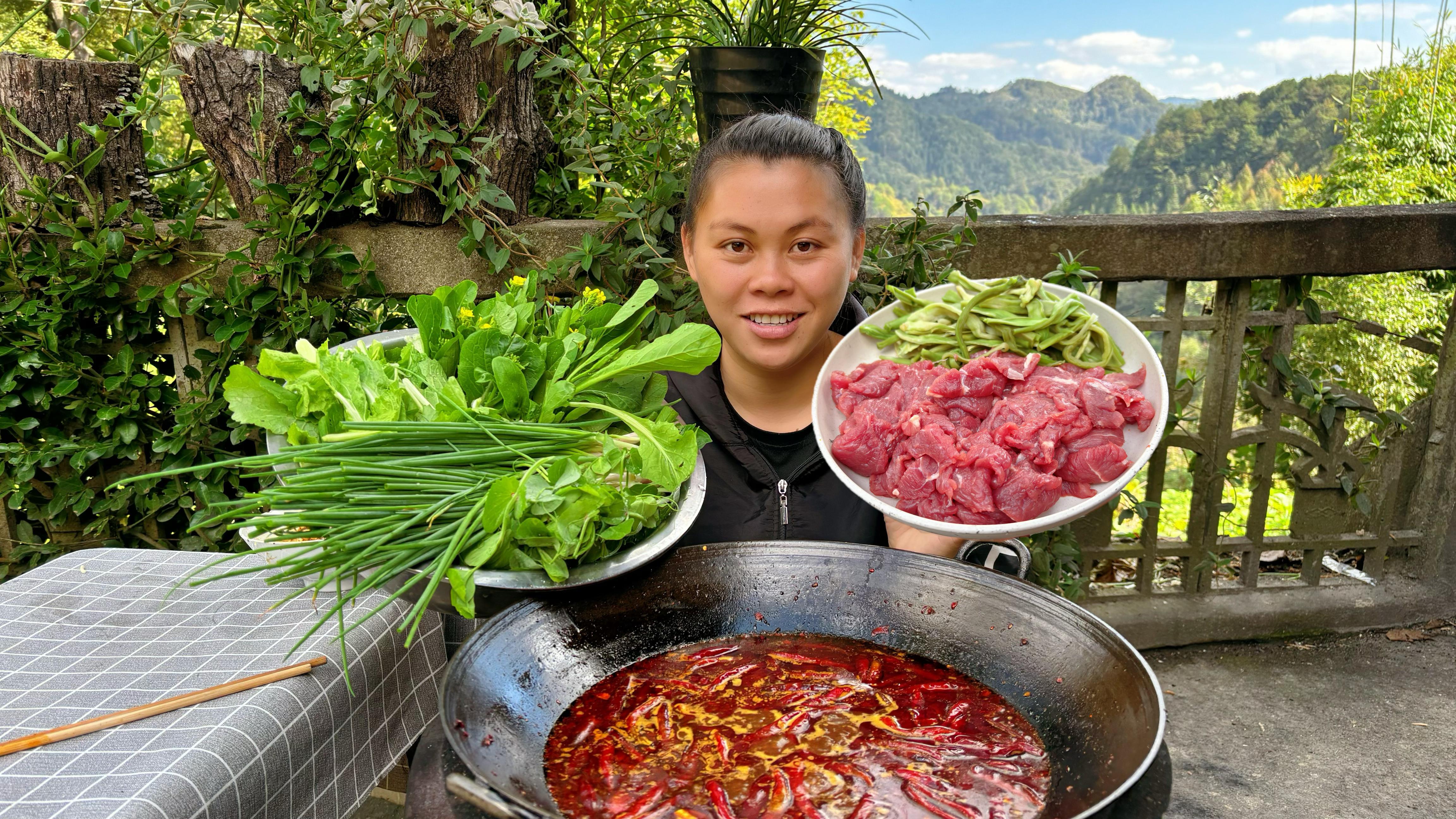 今天扯了一盆新鲜蔬菜，配上牛肉做个爆辣火锅吃过瘾