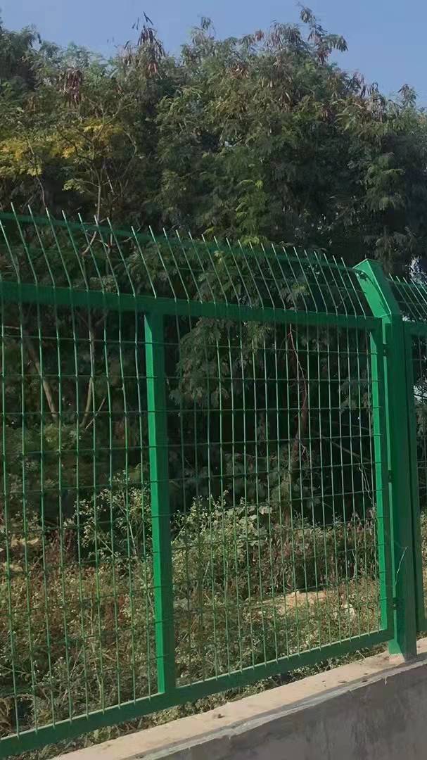 养殖场园林种植场圈地隔离网 绿色浸塑网格护栏网-度小视
