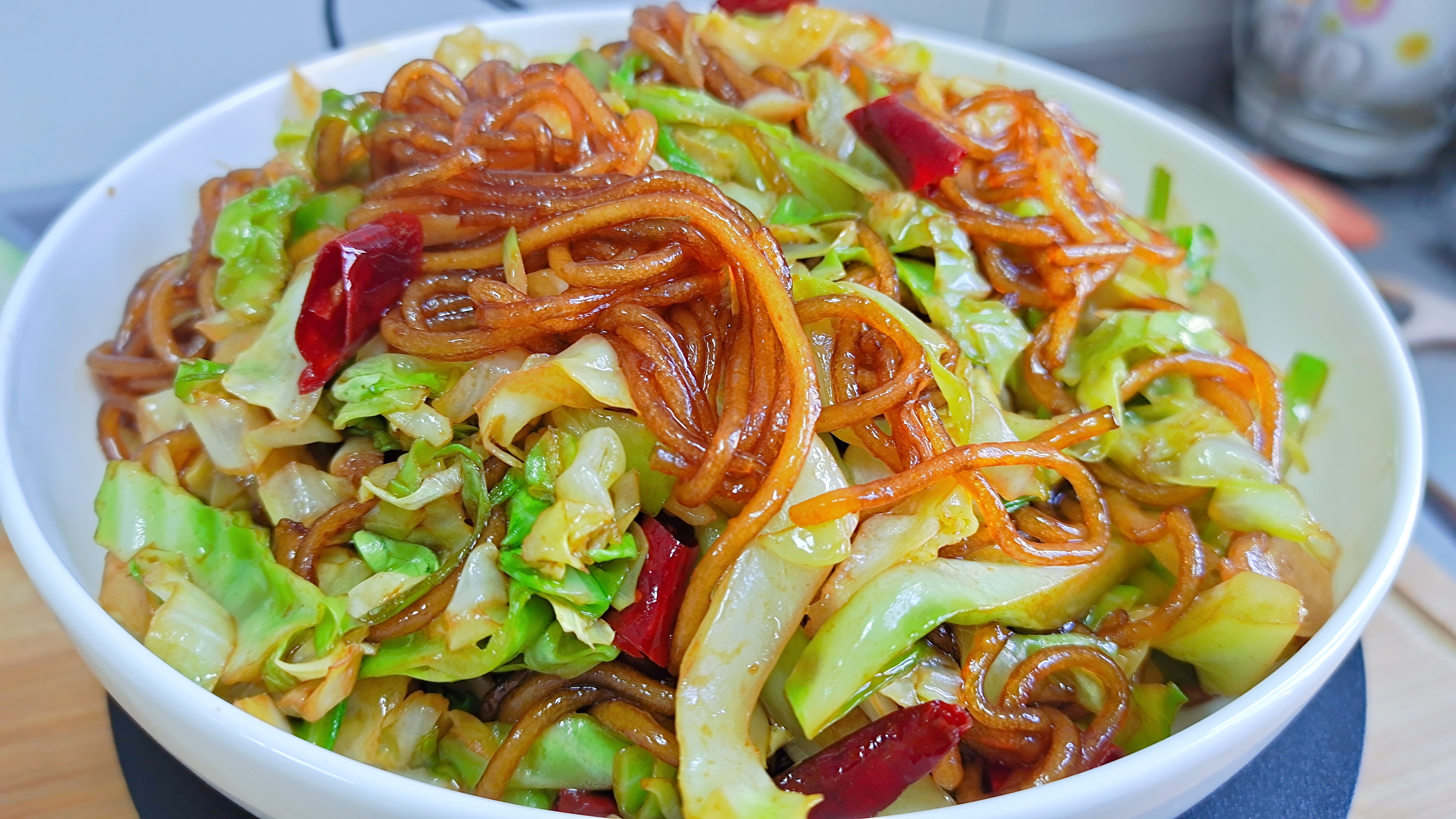 原来饭店的包菜炒粉条是这样做的,难怪粉条不粘锅,技巧全在这里