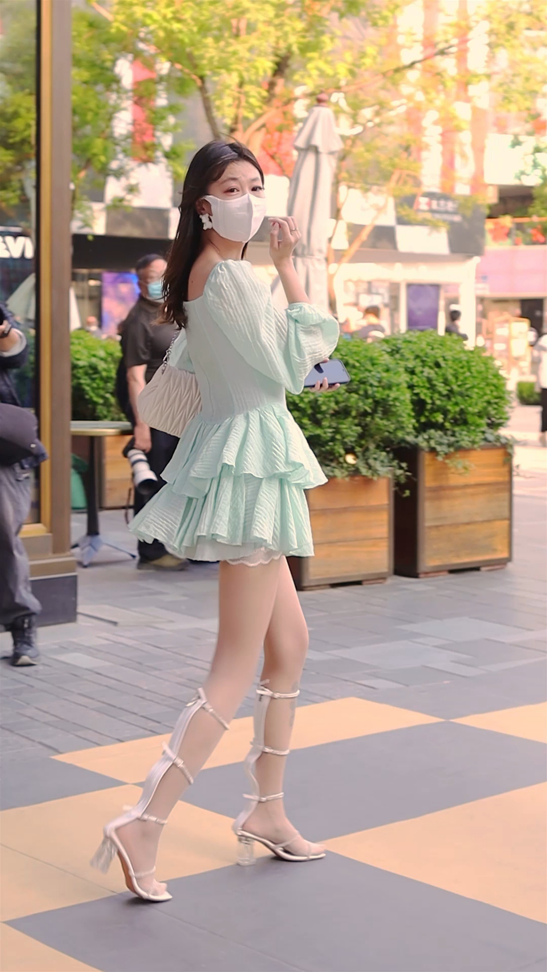 模特小姐姐身穿绿色小裙子配罗马鞋超薄丝袜大概15d
