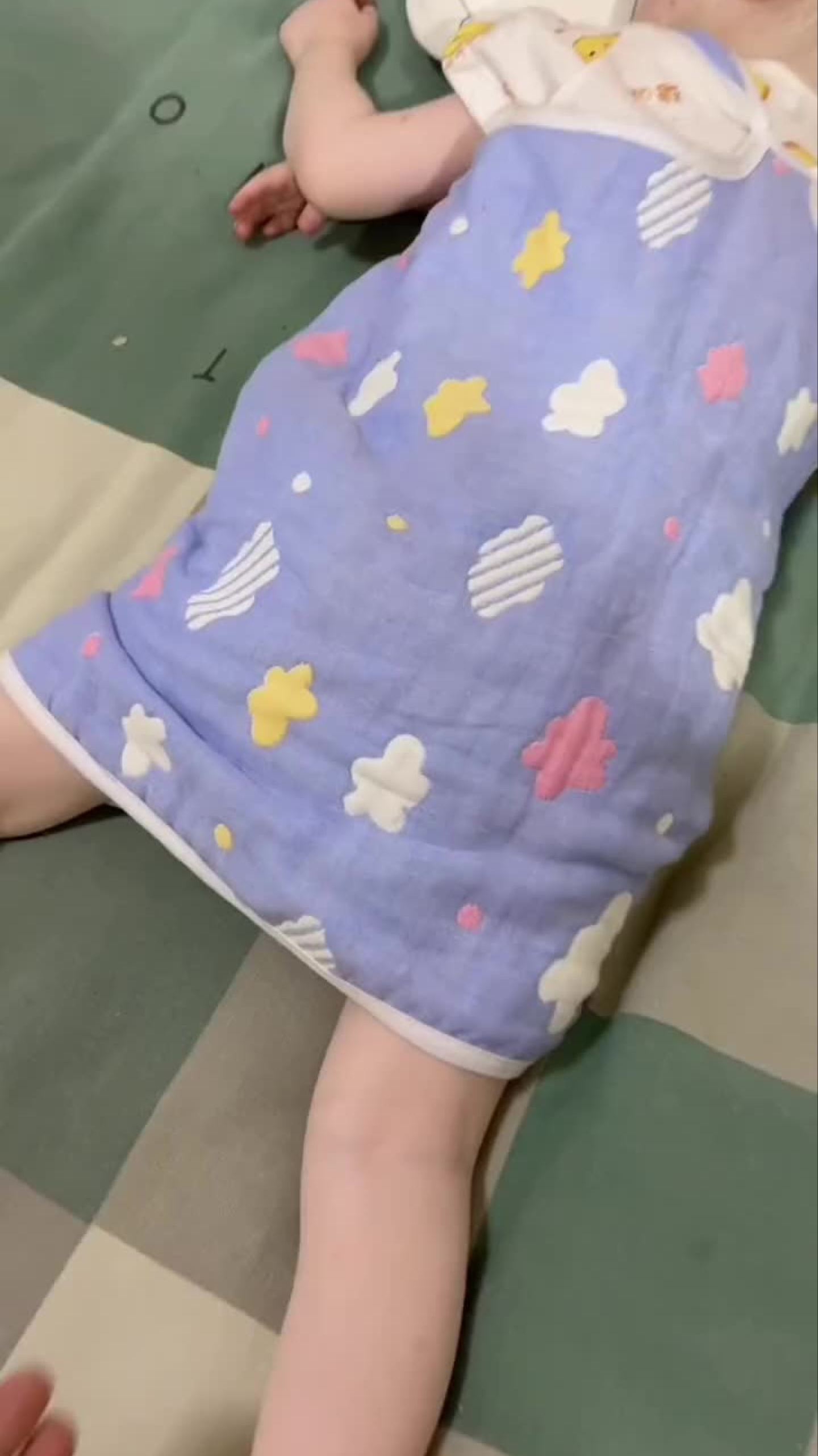 天气热了宝宝爱踢被子,肚子总露出来,有了这个纱布睡袋