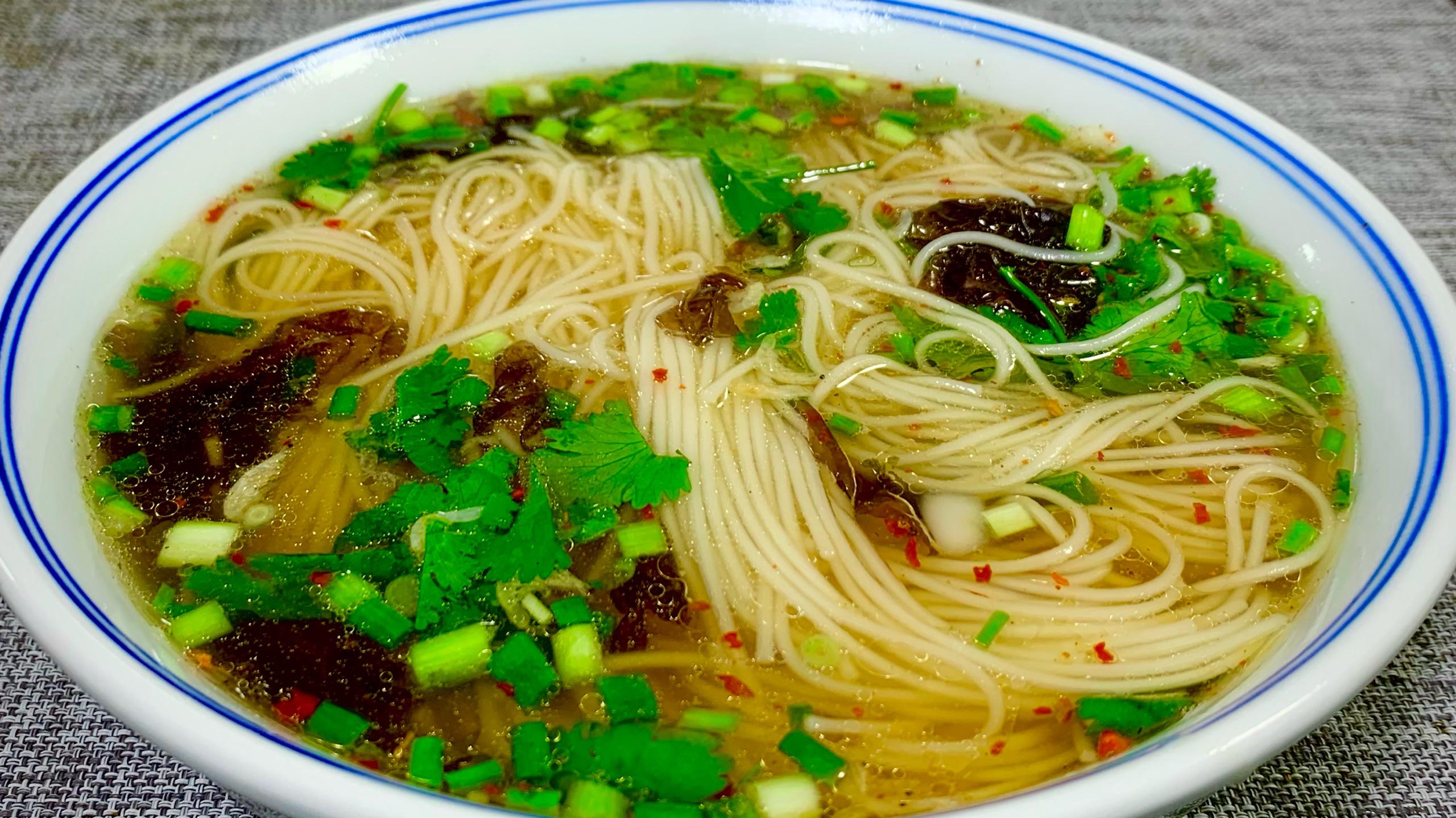清汤面原来这么简单,2分钟就能轻松的掌握,大厨分享详细做法